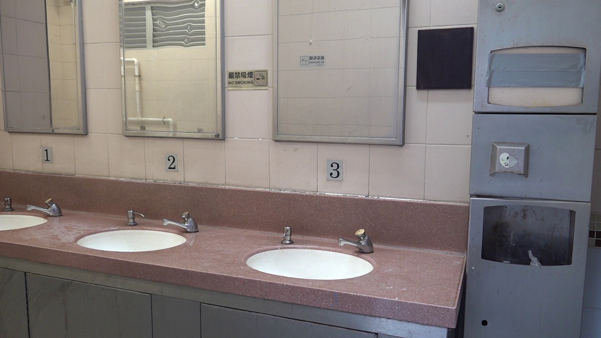 香港廁所協會11月18日公布三大最佳廁所及最急待改善廁所，兩大地獄公廁疑似被洗太平地，未見有糞便及廁紙等污穢物。(馬楚烽攝)