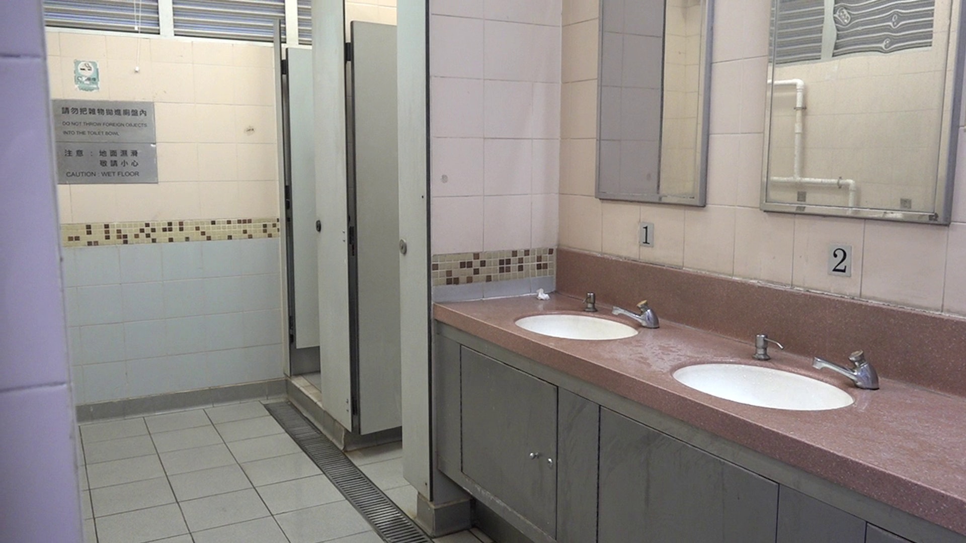 香港廁所協會11月18日公布三大最佳廁所及最急待改善廁所，兩大地獄公廁疑似被洗太平地，未見有糞便及廁紙等污穢物。(馬楚烽攝)