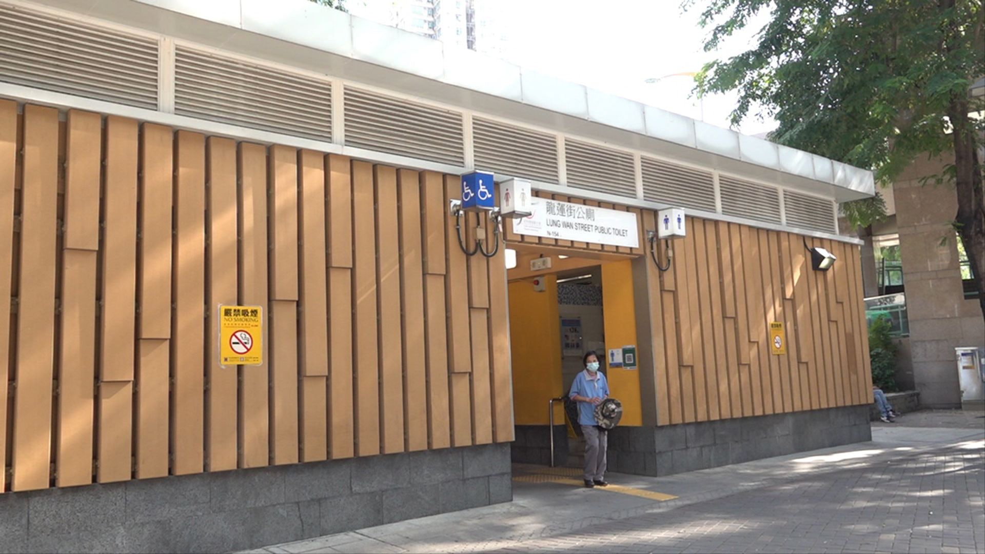 香港廁所協會11月18日公布三大最佳廁所及最急待改善廁所，其中上水龍運街公廁被指「臭氣熏天」。（馬楚烽攝）