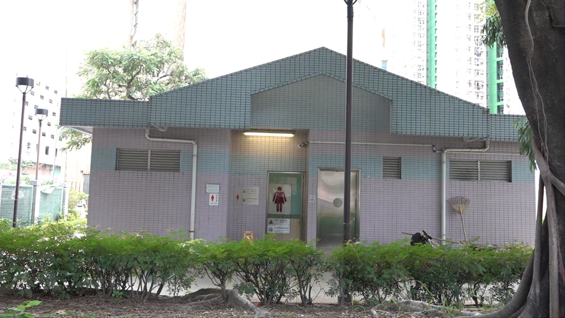 香港廁所協會11月18日公布三大最佳廁所及最急待改善廁所，天水圍天河路遊樂場公廁被指「佈滿糞便」。（馬楚烽攝）