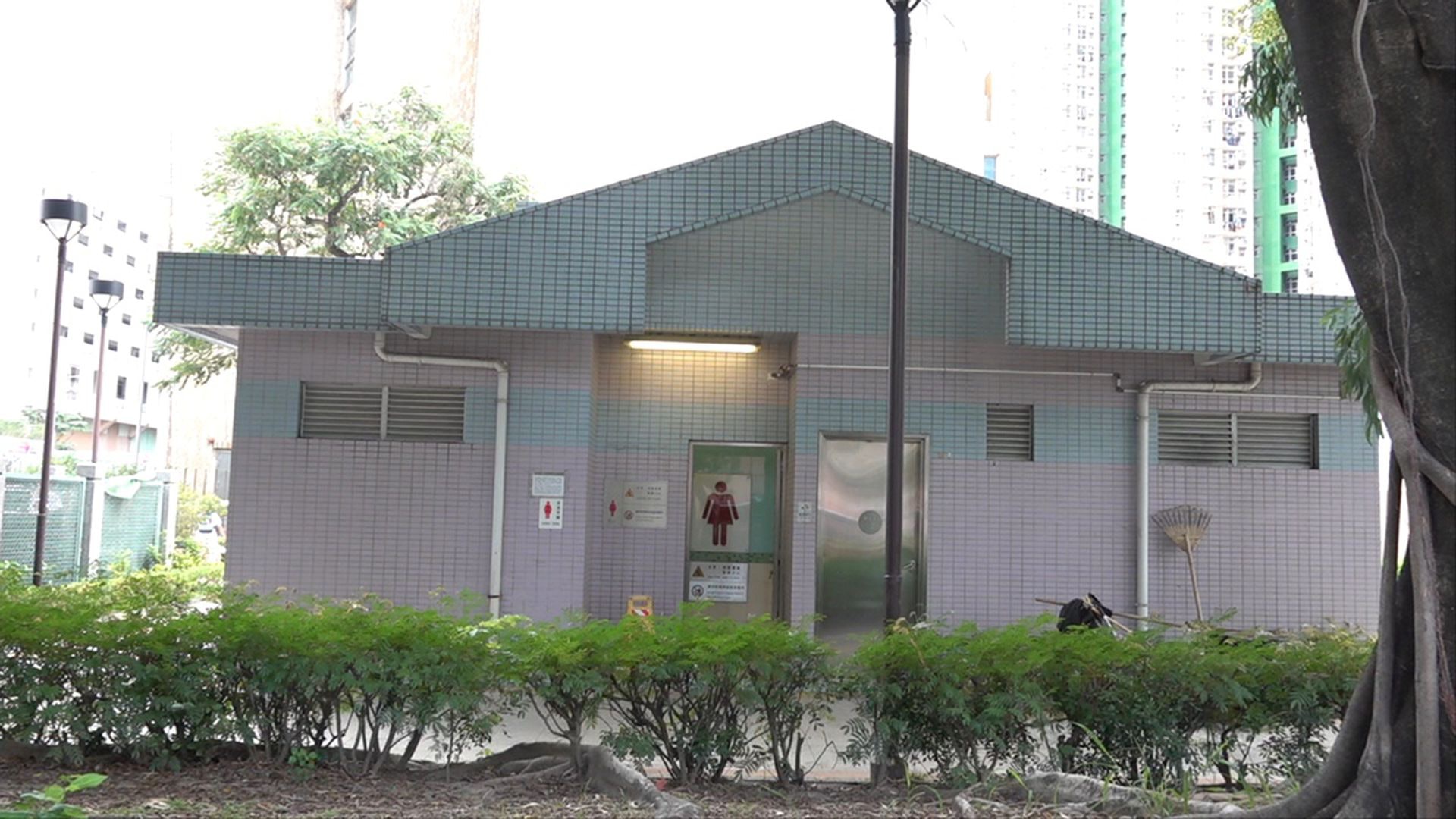 香港廁所協會11月18日公布三大最佳廁所及最急待改善廁所,天水圍天河路遊樂場公廁被指「佈滿糞便」。(馬楚烽攝) 香港廁所協會11月18日公布三大最佳廁所及最急待改善廁所,天水圍天河路遊樂場公廁被指「佈滿糞便」。(馬楚烽攝)