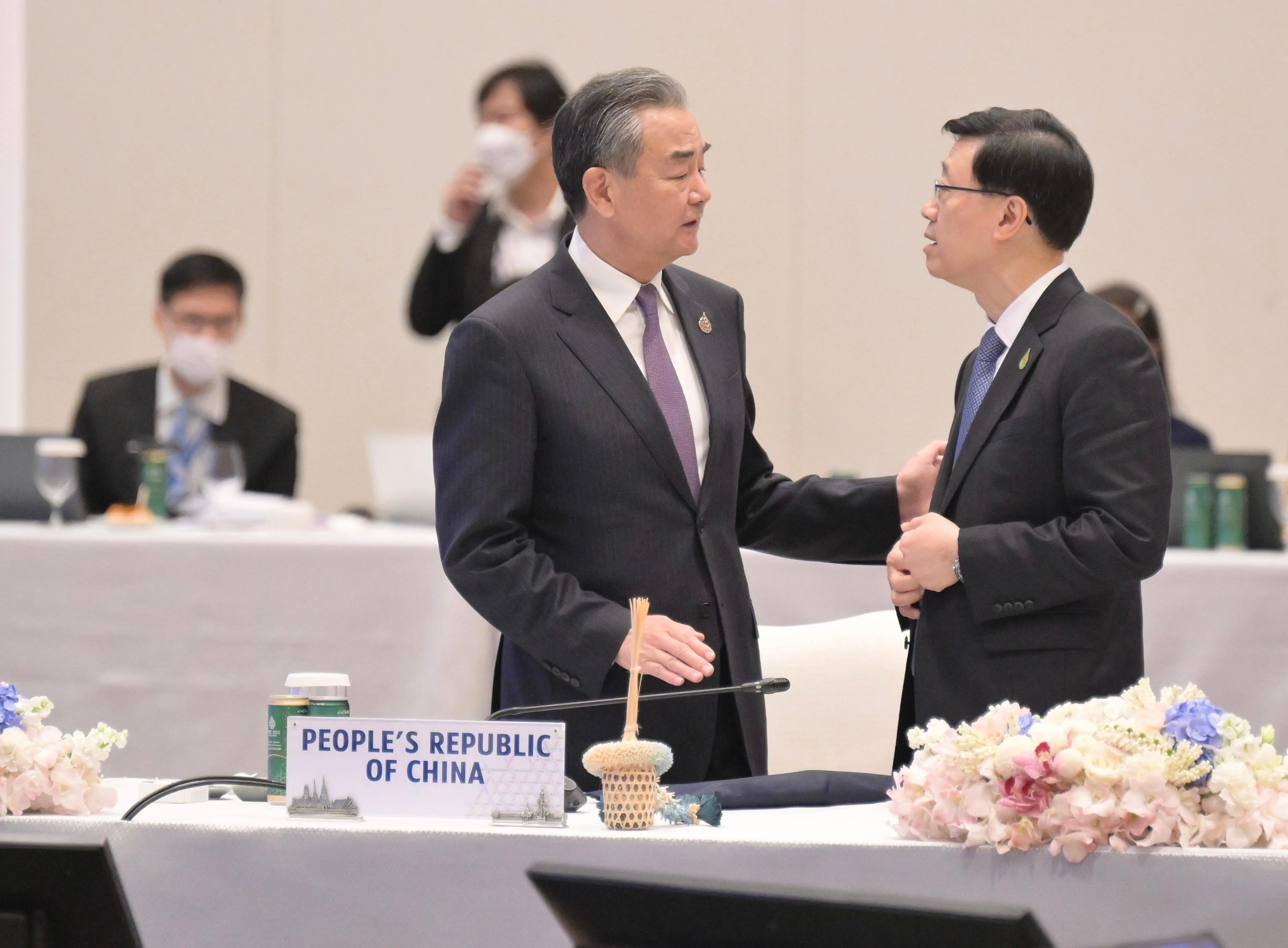 行政長官李家超2022年11月18日在泰國曼谷出席APEC領導人非正式會議，與外交部部長王毅對話。（政府新聞處）