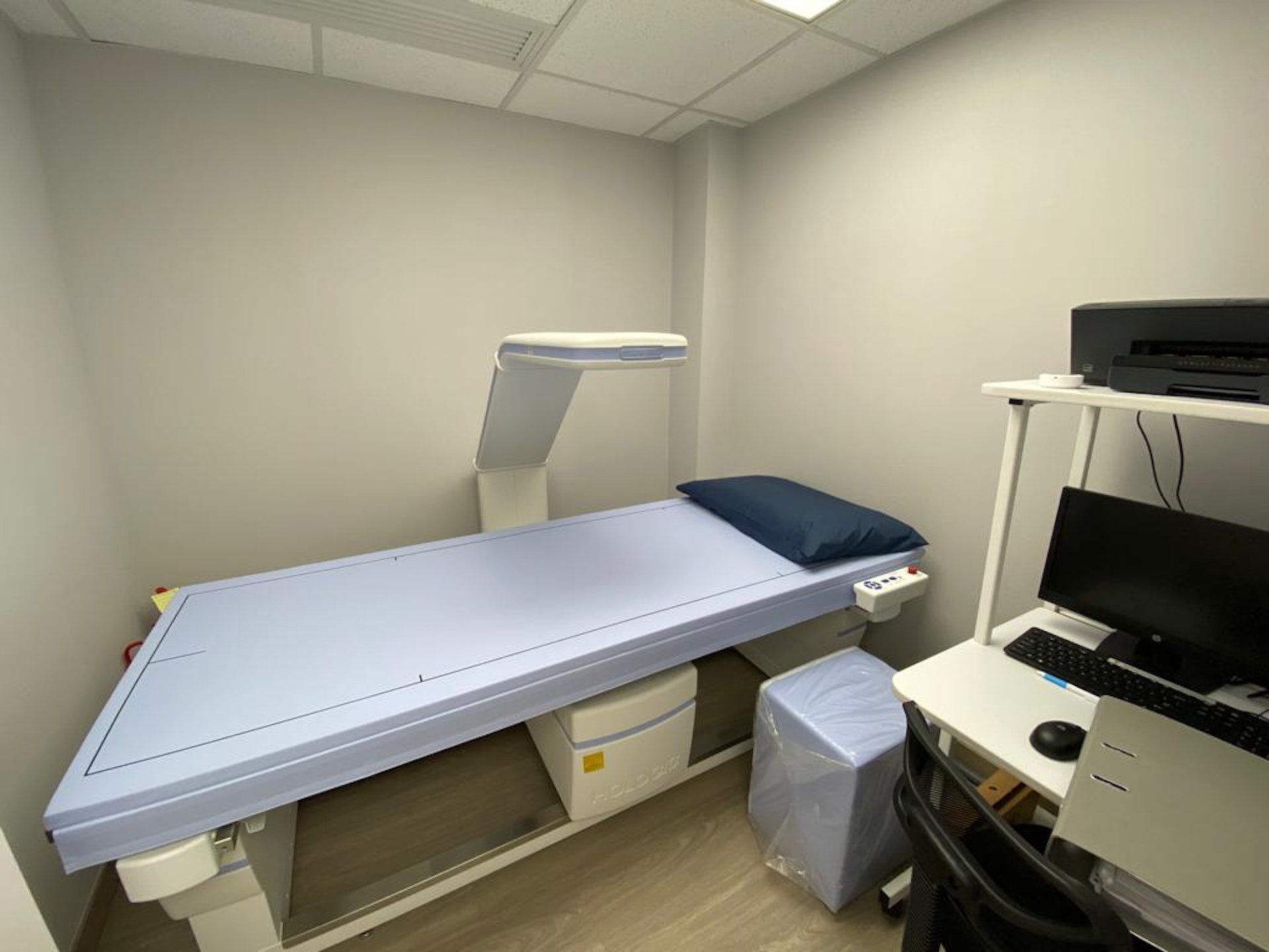 DEXA可分析腰椎或股骨的骨質密度,以診斷骨質疏鬆程度。 DEXA可分析腰椎或股骨的骨質密度,以診斷骨質疏鬆程度。