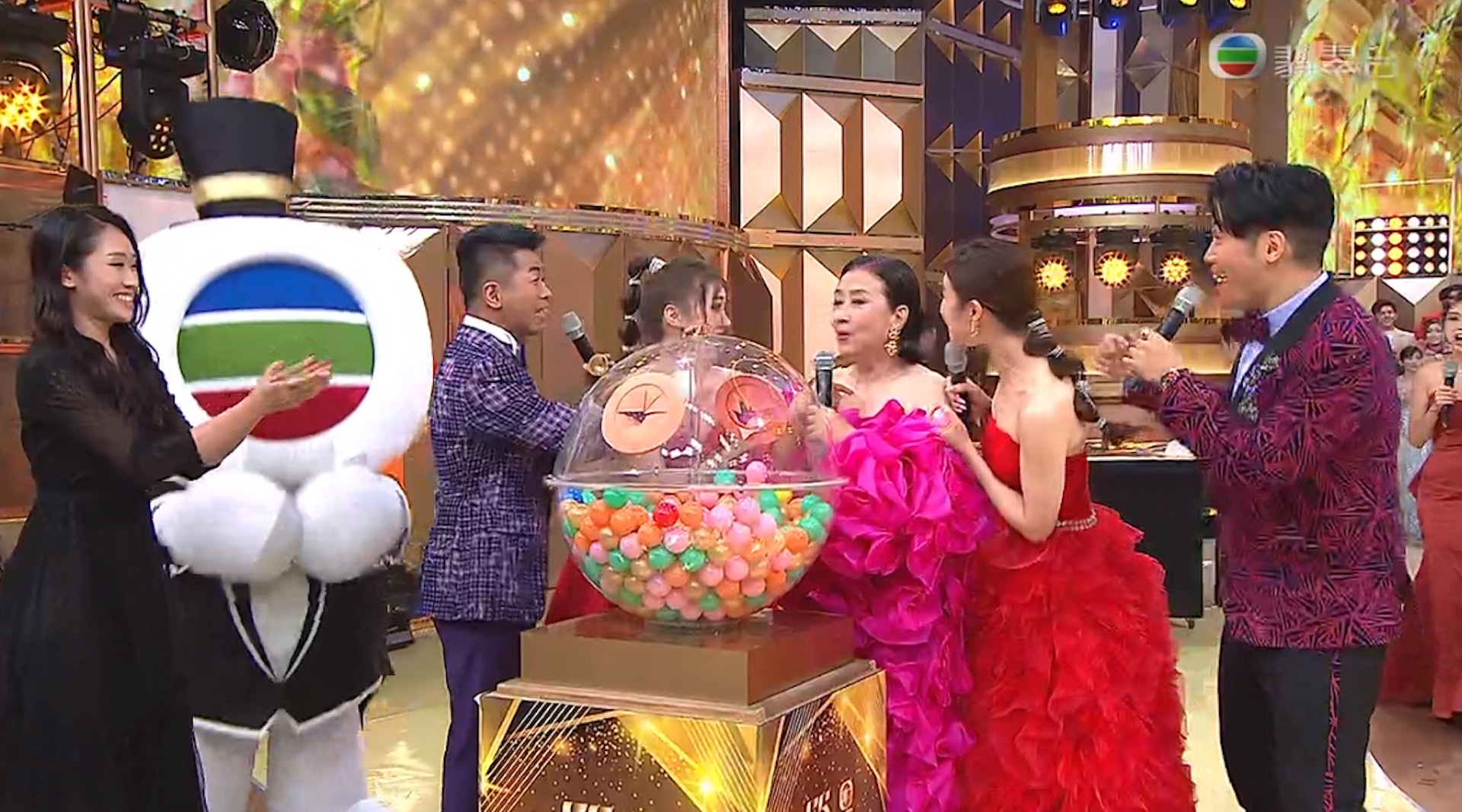 Liza姐抽出6位幸運兒。(TVB截圖) Liza姐抽出6位幸運兒。(TVB截圖)