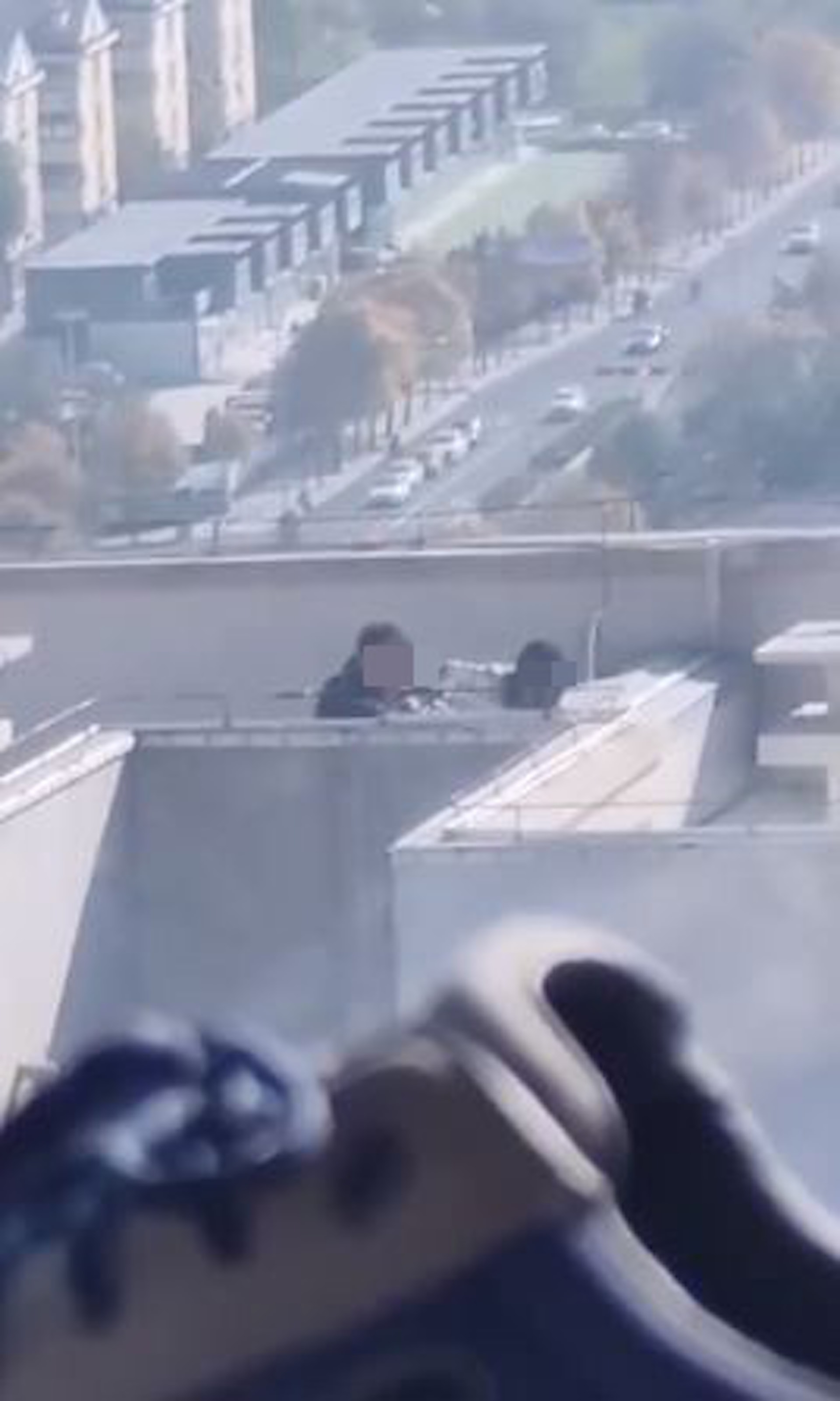 網絡近日瘋傳一段頂樓活春宮影片,見到內地一對男女低溫天冷下在大樓樓頂當眾「激戰」。(影片截圖) 網絡近日瘋傳一段頂樓活春宮影片,見到內地一對男女低溫天冷下在大樓樓頂當眾「激戰」。(影片截圖)