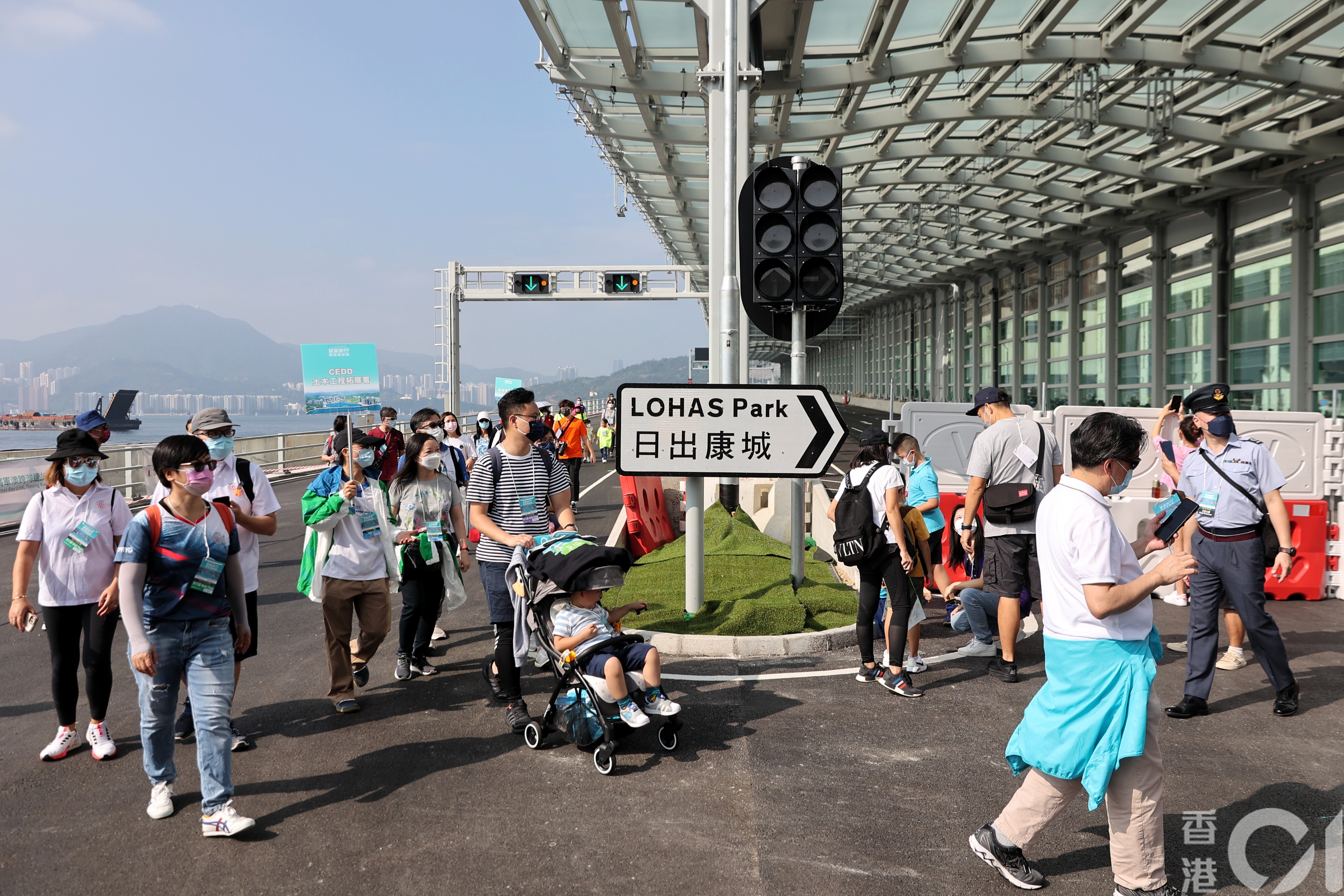 Walk for a Million｜Participants took the lead in stepping on the Cross