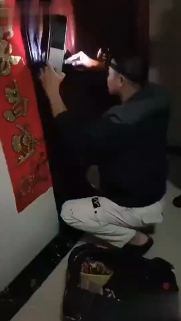 近日網上流傳一段影片，海南省海口市秀水區副區長李銘深夜待在女下屬家中，被當場「捉姦」，並遭對方丈夫及其兄弟推打，引發輿論關注。（微博影片截圖）
