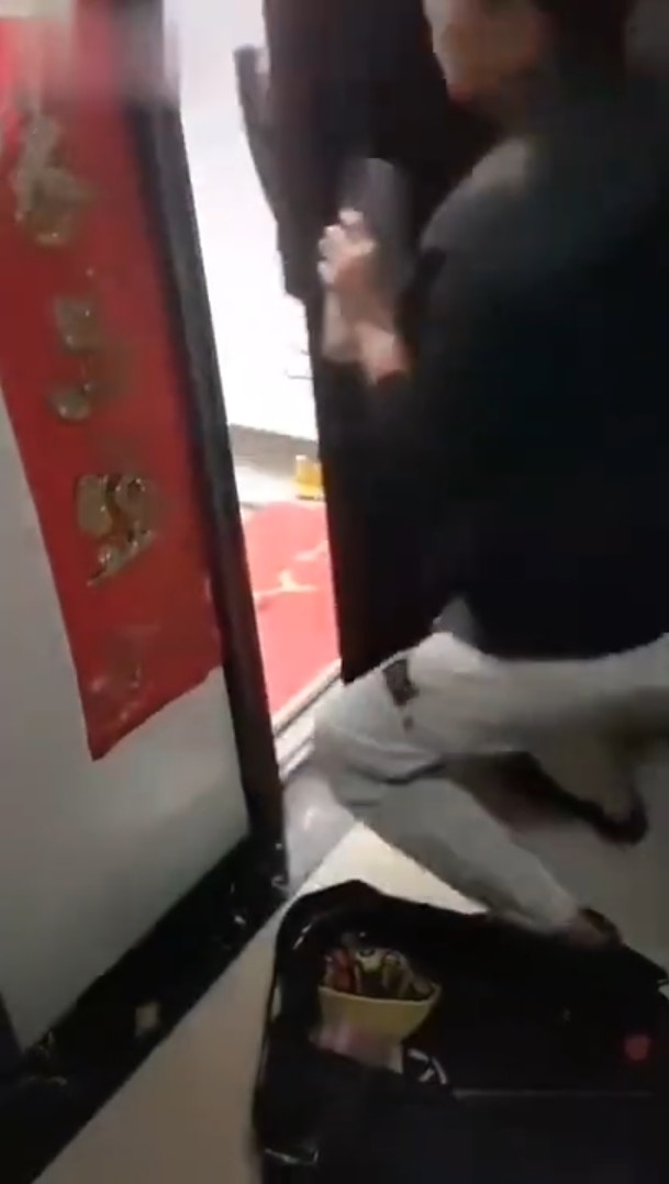 近日網上流傳一段影片，海南省海口市秀水區副區長李銘深夜待在女下屬家中，被當場「捉姦」，並遭對方丈夫及其兄弟推打，引發輿論關注。（微博影片截圖）
