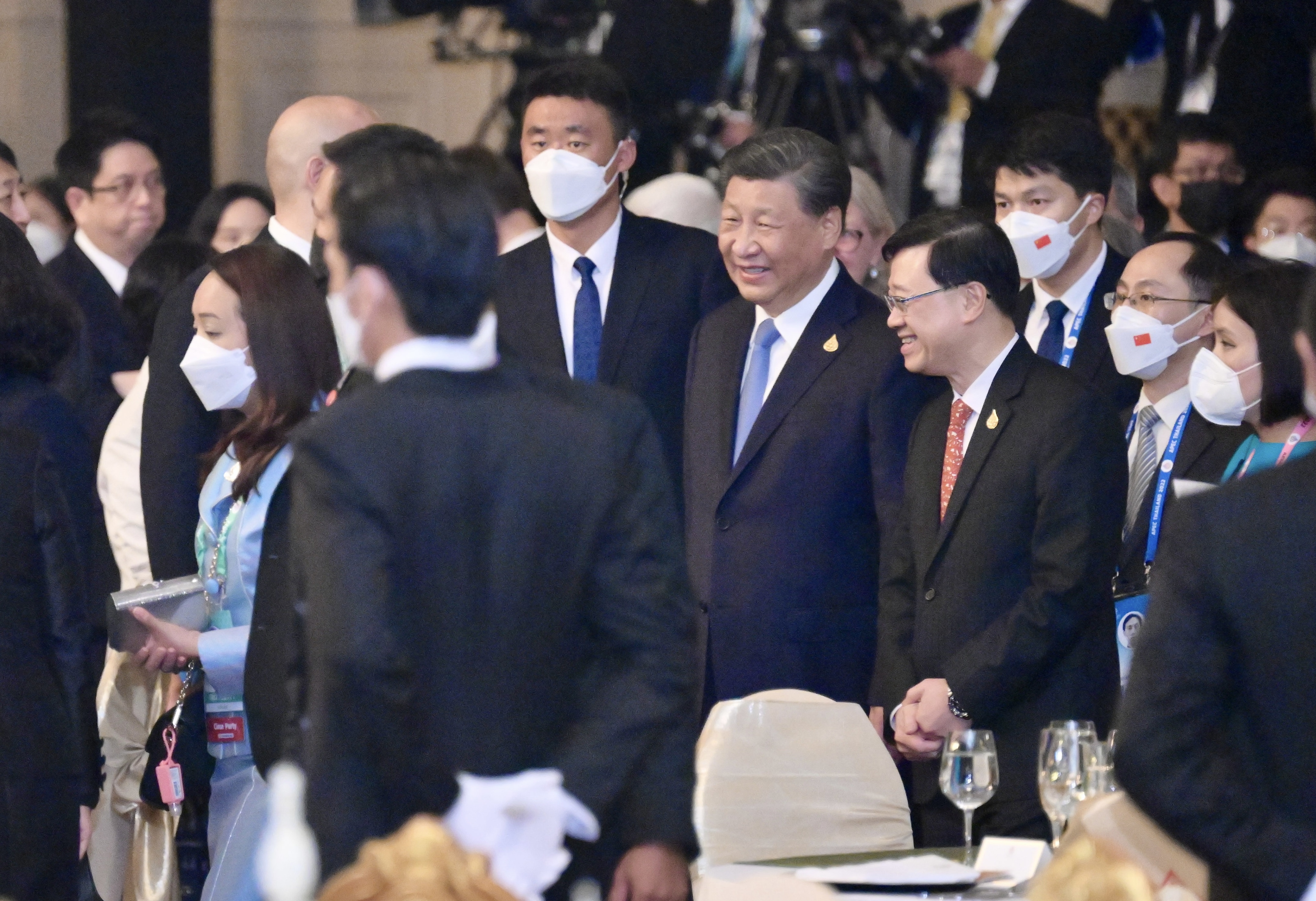 特首李家超（右四）17日在泰國曼谷出席領導人非正式會議歡迎晚宴及文化表演，與國家主席習近平一同進入晚宴會場，期間並無佩戴口罩。（政府新聞處）