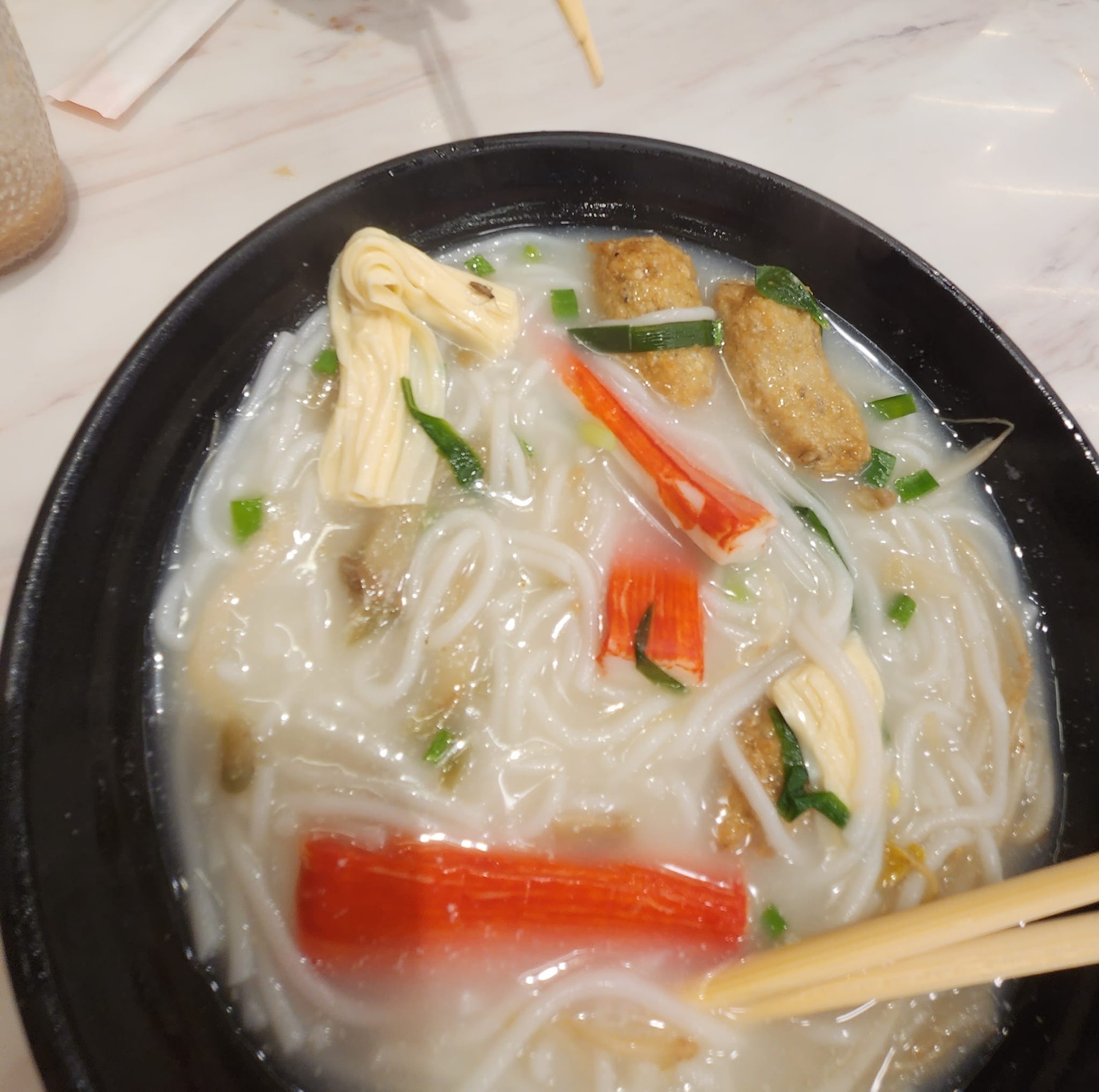 有食客於網上發文表示,日前於長沙灣麗閣商場1間連鎖米線店用餐時不幸「中伏」,發現米線的腐竹附有1隻完整的反肚曱甴。(fb群組「飲食黑店大全(全港食店質素關注組)」圖片) 有食客於網上發文表示,日前於長沙灣麗閣商場1間連鎖米線店用餐時不幸「中伏」,發現米線的腐竹附有1隻完整的反肚曱甴。(fb群組「飲食黑店大全(全港食店質素關注組)」圖片)