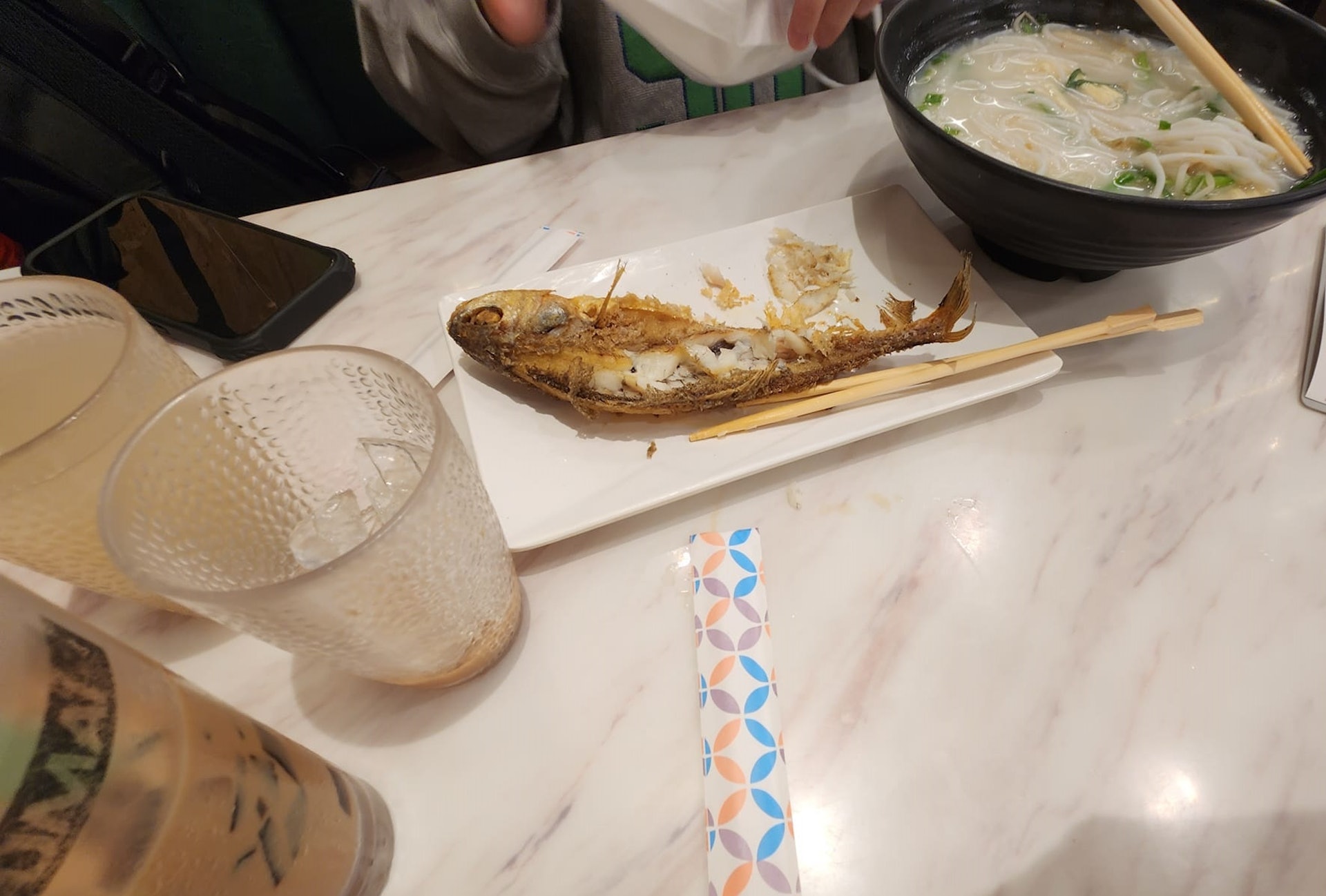 他另外點了碟炸魚,但形容「條炸魚臭到暈,炸完都遮掩唔到嗰陣臭味,食都沒食就埋單」。(fb群組「飲食黑店大全(全港食店質素關注組)」圖片) 他另外點了碟炸魚,但形容「條炸魚臭到暈,炸完都遮掩唔到嗰陣臭味,食都沒食就埋單」。(fb群組「飲食黑店大全(全港食店質素關注組)」圖片)