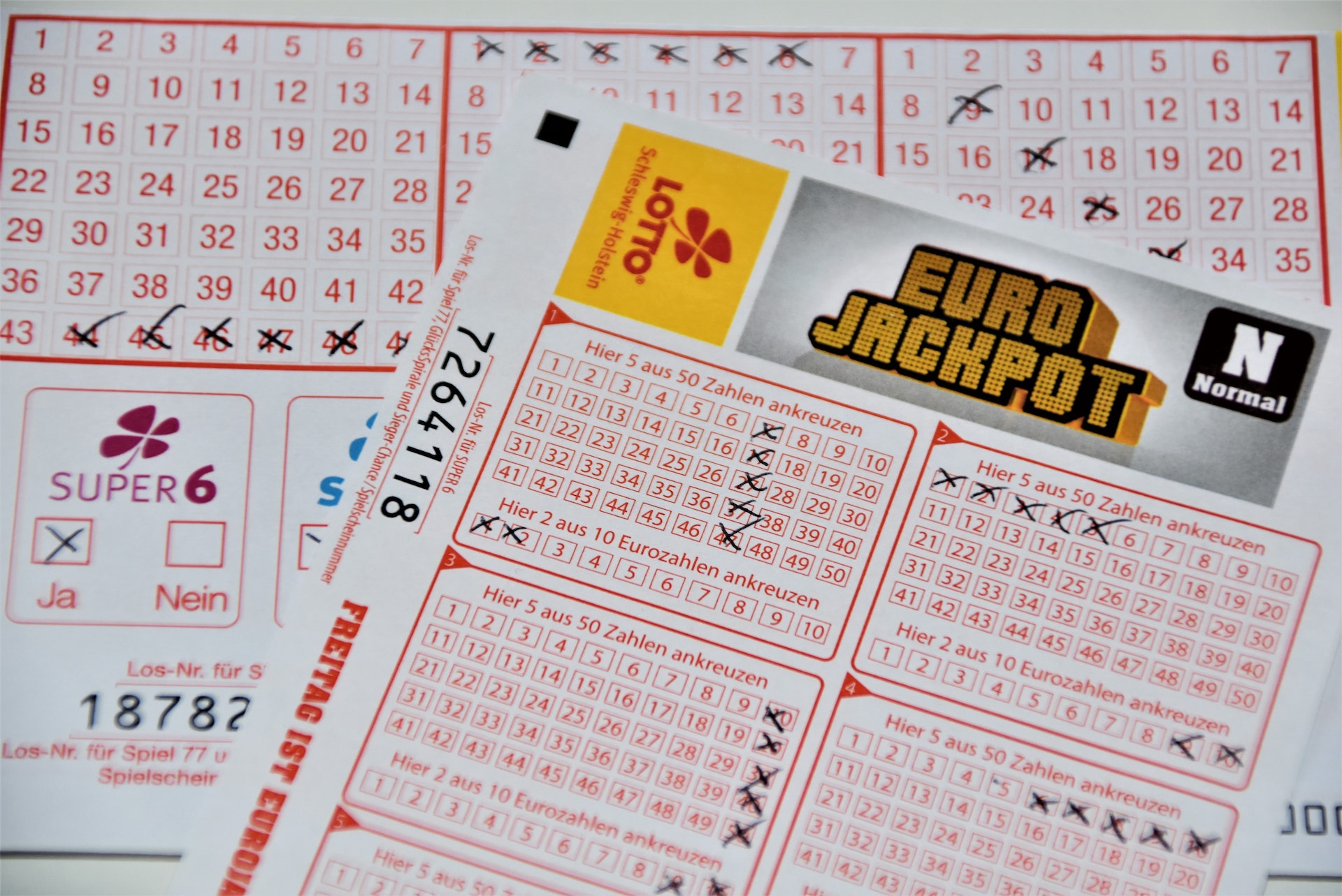 泰國一名男子買彩票中了600萬泰銖(約130萬港元),原打算藉此改善與妻子2人生活,沒想到妻子偷偷把所有錢都領出來,並與姦夫私奔。(示意圖,Waldemar Brandt/Unsplash) 泰國一名男子買彩票中了600萬泰銖(約130萬港元),原打算藉此改善與妻子2人生活,沒想到妻子偷偷把所有錢都領出來,並與姦夫私奔。(示意圖,Waldemar Brandt/Unsplash)