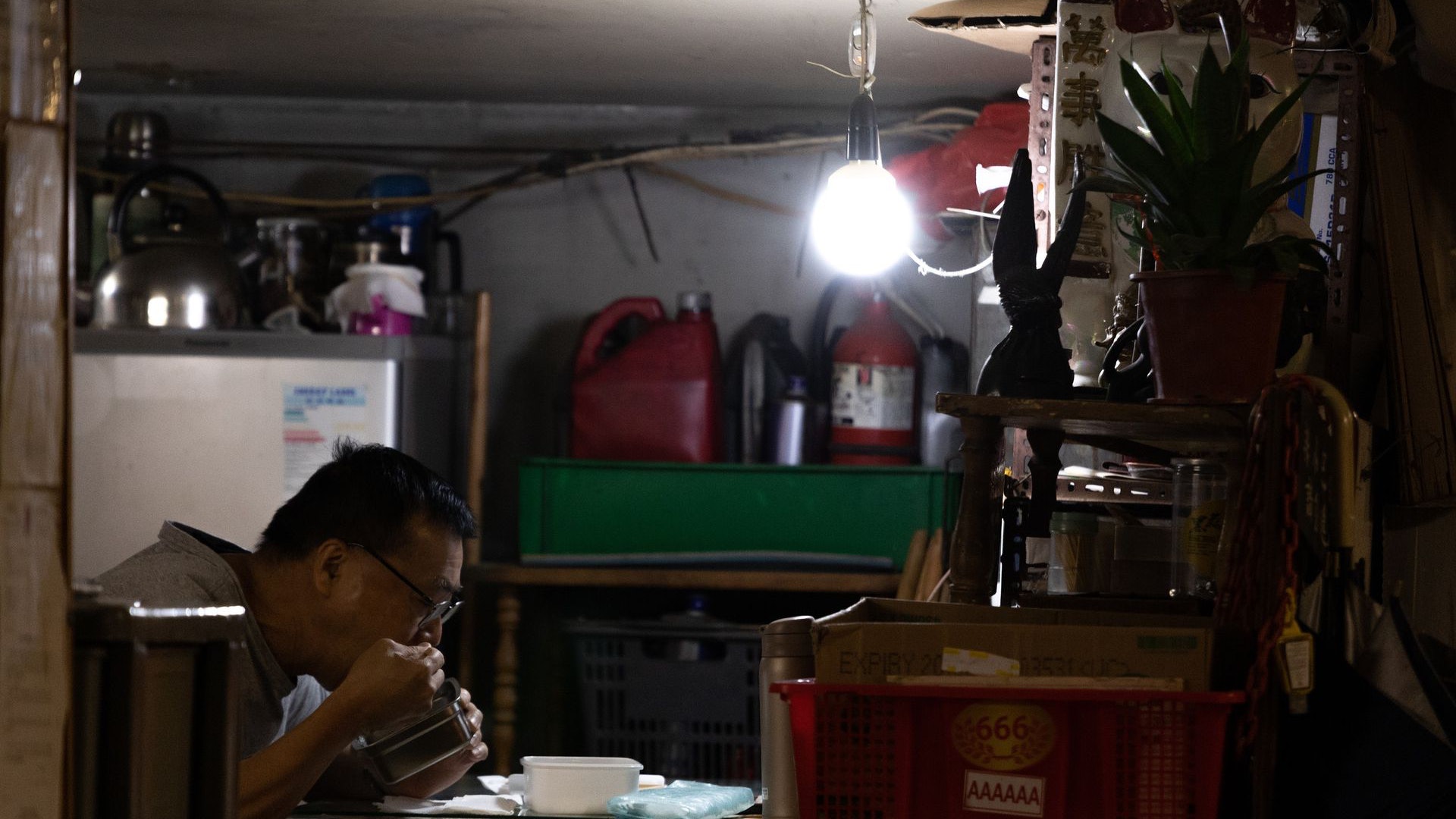 加電費加重劏房戶負擔 團體倡設夏季酷熱津貼 每月$500發四個月 加電費加重劏房戶負擔 團體倡設夏季酷熱津貼 每月$500發四個月