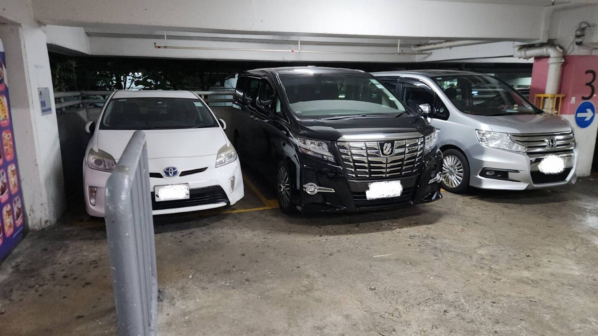 有港男日前於網上發文貼出照片稱，於屯門良景停車場發現有輛私家車被困在停車格中。（fb群組「泊車優惠及收費情報區（香港）」圖片）