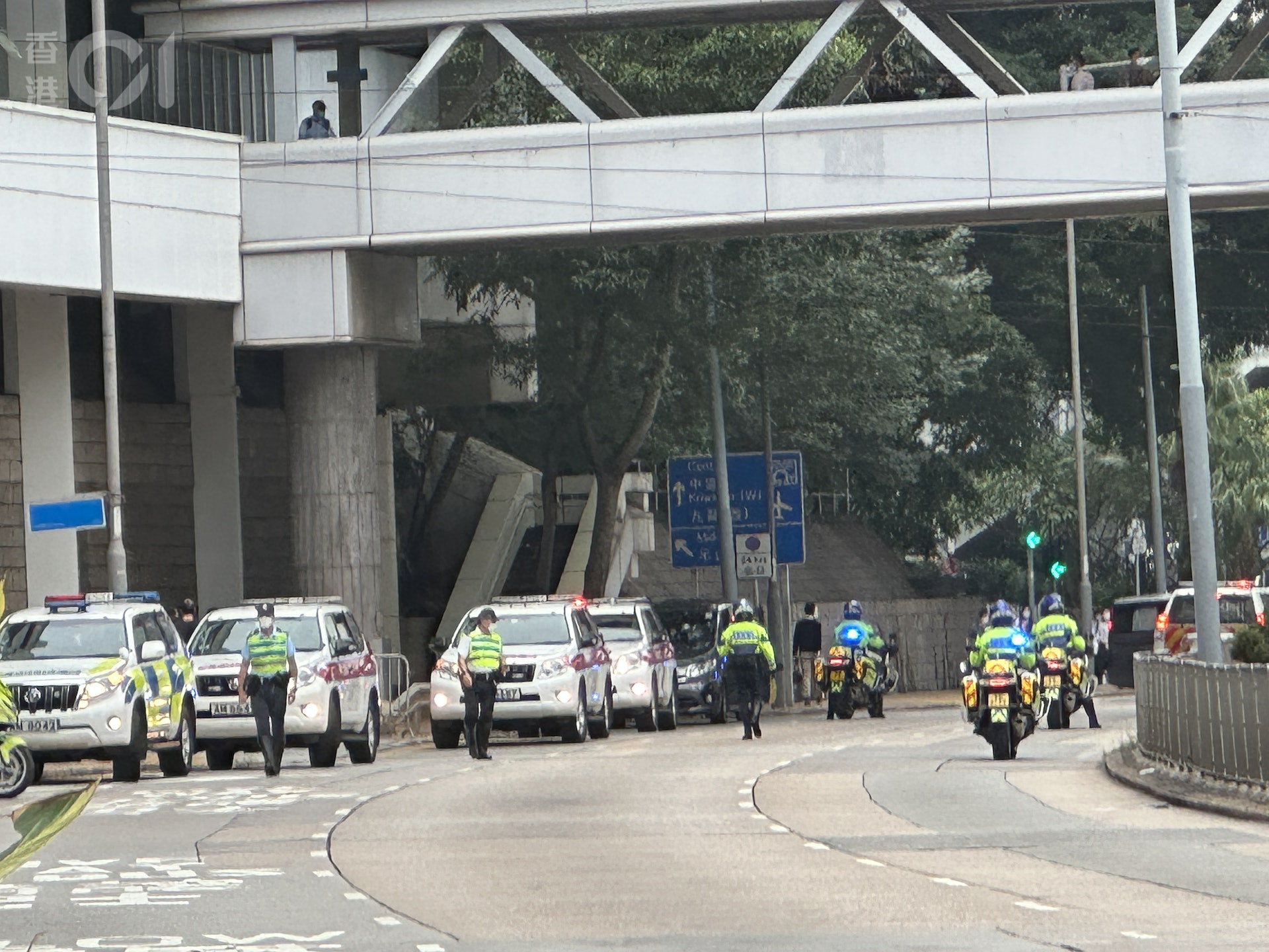 案件約於中午12時審結,及後警方一度封鎖金鐘道行車路線,約10分鐘後解封。(香港01記者) 案件約於中午12時審結,及後警方一度封鎖金鐘道行車路線,約10分鐘後解封。(香港01記者)