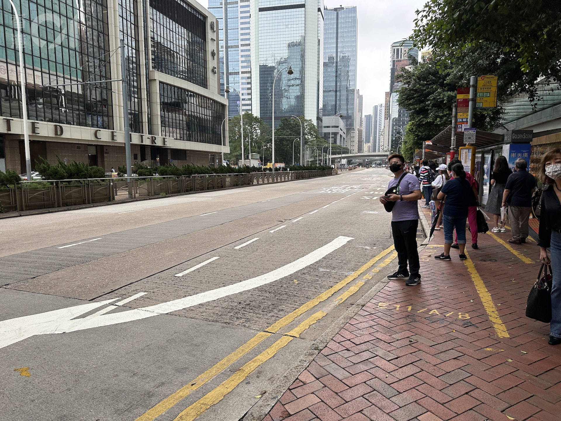 案件約於中午12時審結,及後警方一度封鎖金鐘道行車路線,約10分鐘後解封。(香港01記者) 案件約於中午12時審結,及後警方一度封鎖金鐘道行車路線,約10分鐘後解封。(香港01記者)