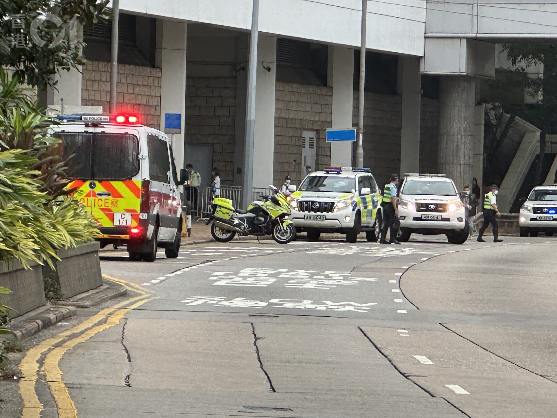 案件約於中午12時審結,及後警方一度封鎖金鐘道行車路線,約10分鐘後解封。(香港01記者) 案件約於中午12時審結,及後警方一度封鎖金鐘道行車路線,約10分鐘後解封。(香港01記者)