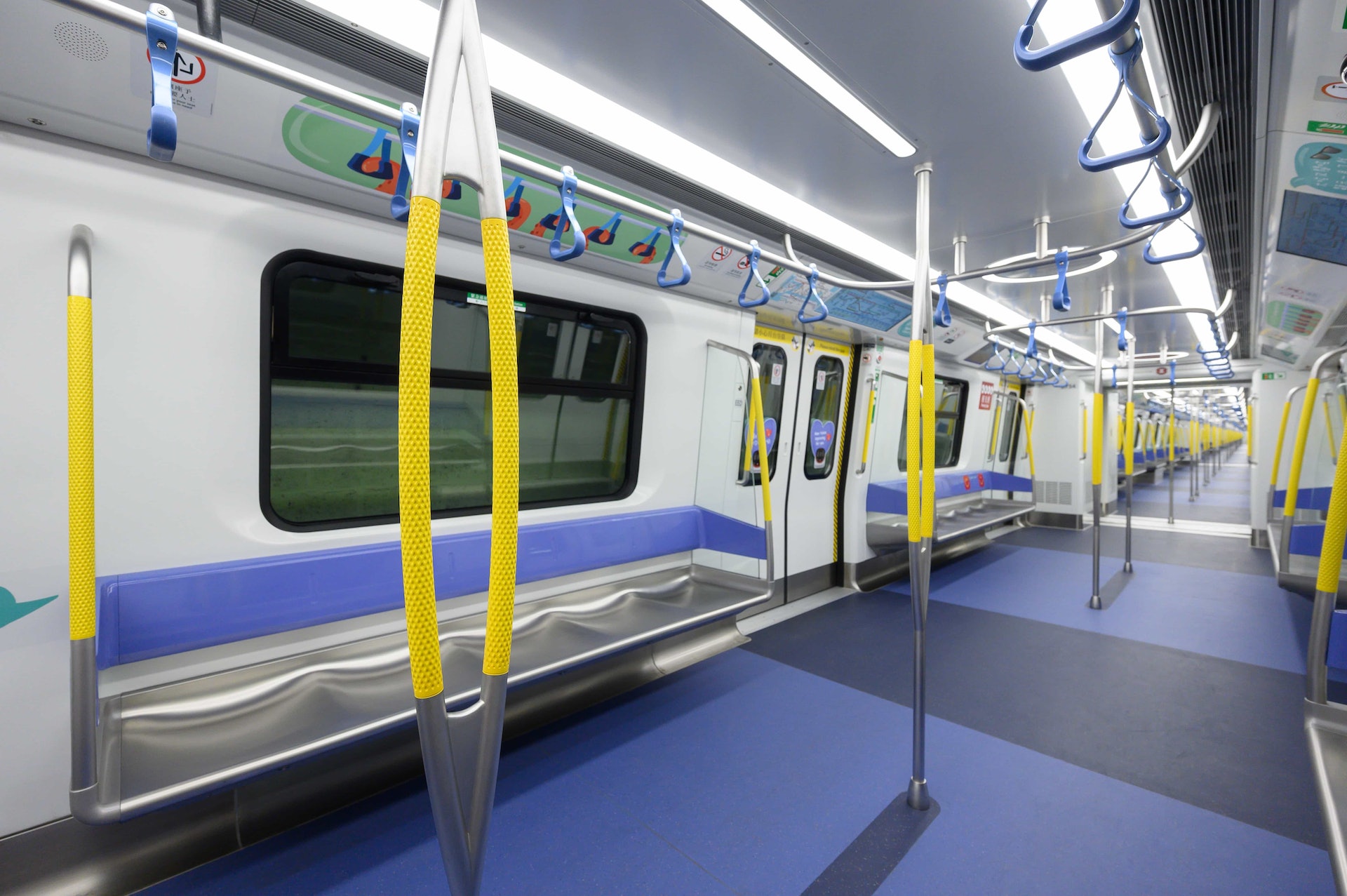 新車改用環型扶手桿，扶手吊環由市區綫第一代列車的24至27個，增加至新列車的64個。
