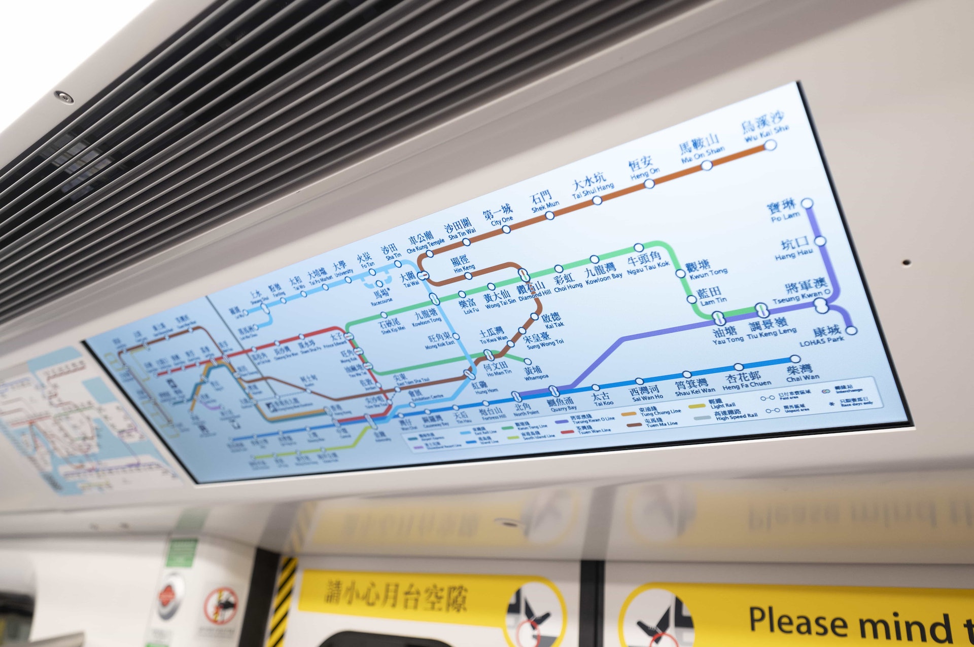 動態路綫圖提供包括：列車路綫、行駛方向、車門打開方向、所在車站、下一站等乘車資訊。