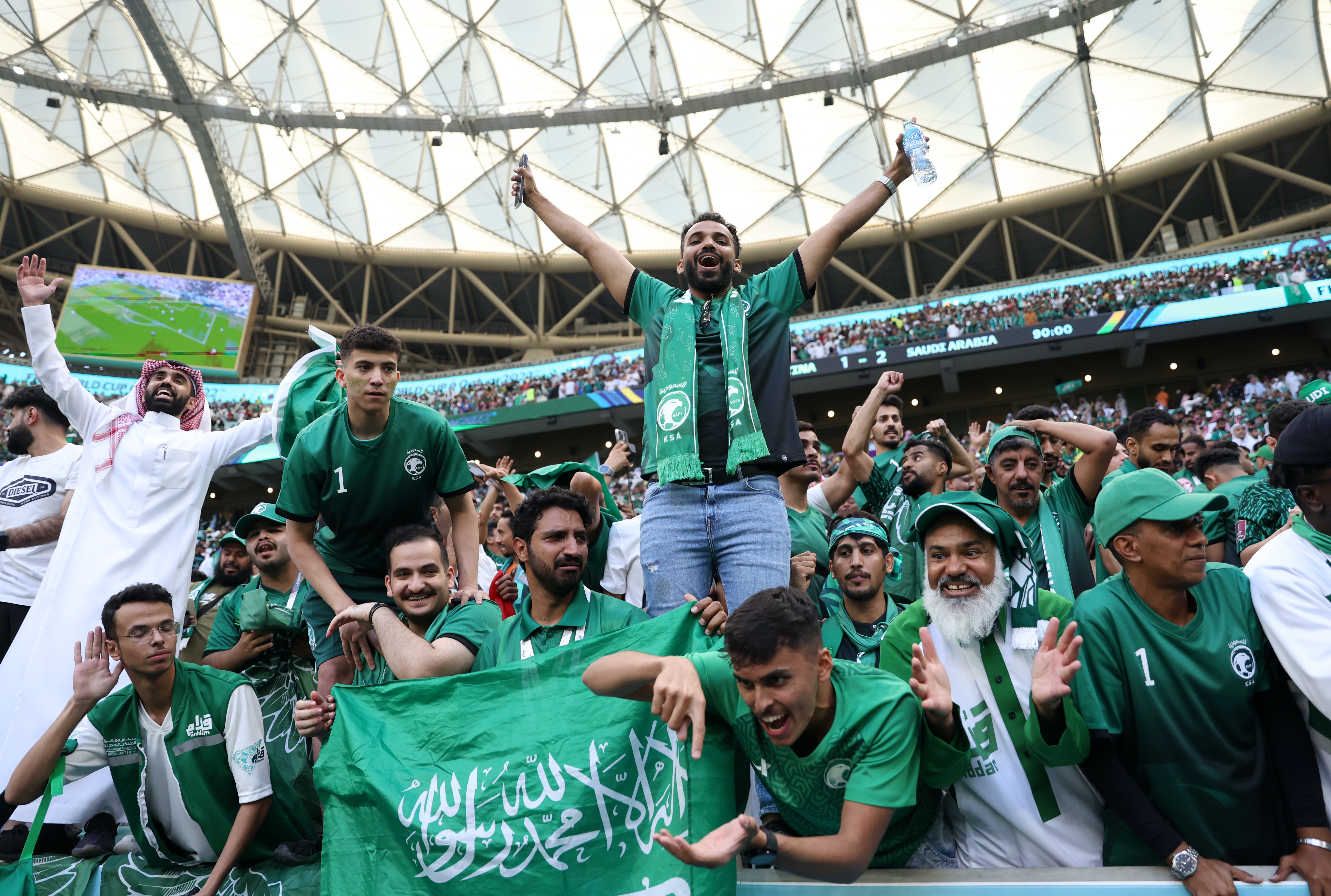 沙特球迷现场见证历史性胜仗，当然兴奋。 （Getty Images）