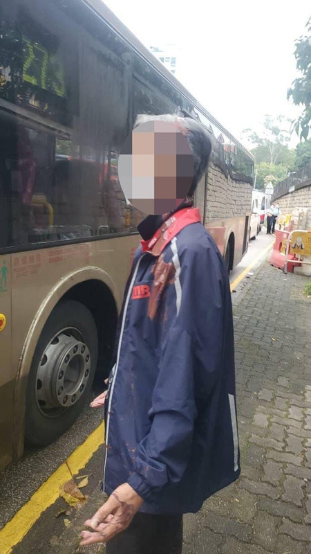 車長的頭部、外套和巴士車頭車門位置均有啡色油漆痕跡（facebook專頁「hkitalk.net 香港交通﹒資訊網」圖片）