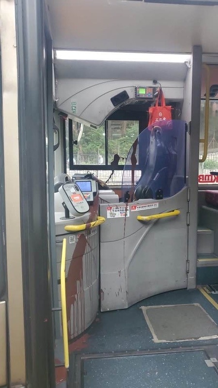 車長的頭部、外套和巴士車頭車門位置均有啡色油漆痕跡（facebook專頁「hkitalk.net 香港交通﹒資訊網」圖片）