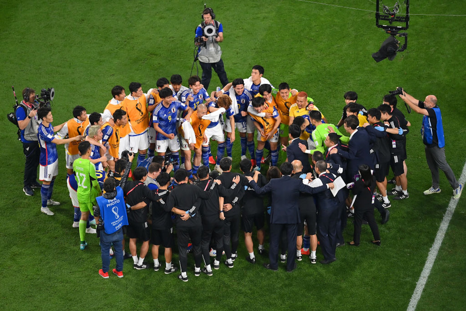 贏波後,日本將帥圍成一圈。(Getty Images) 贏波後,日本將帥圍成一圈。(Getty Images)
