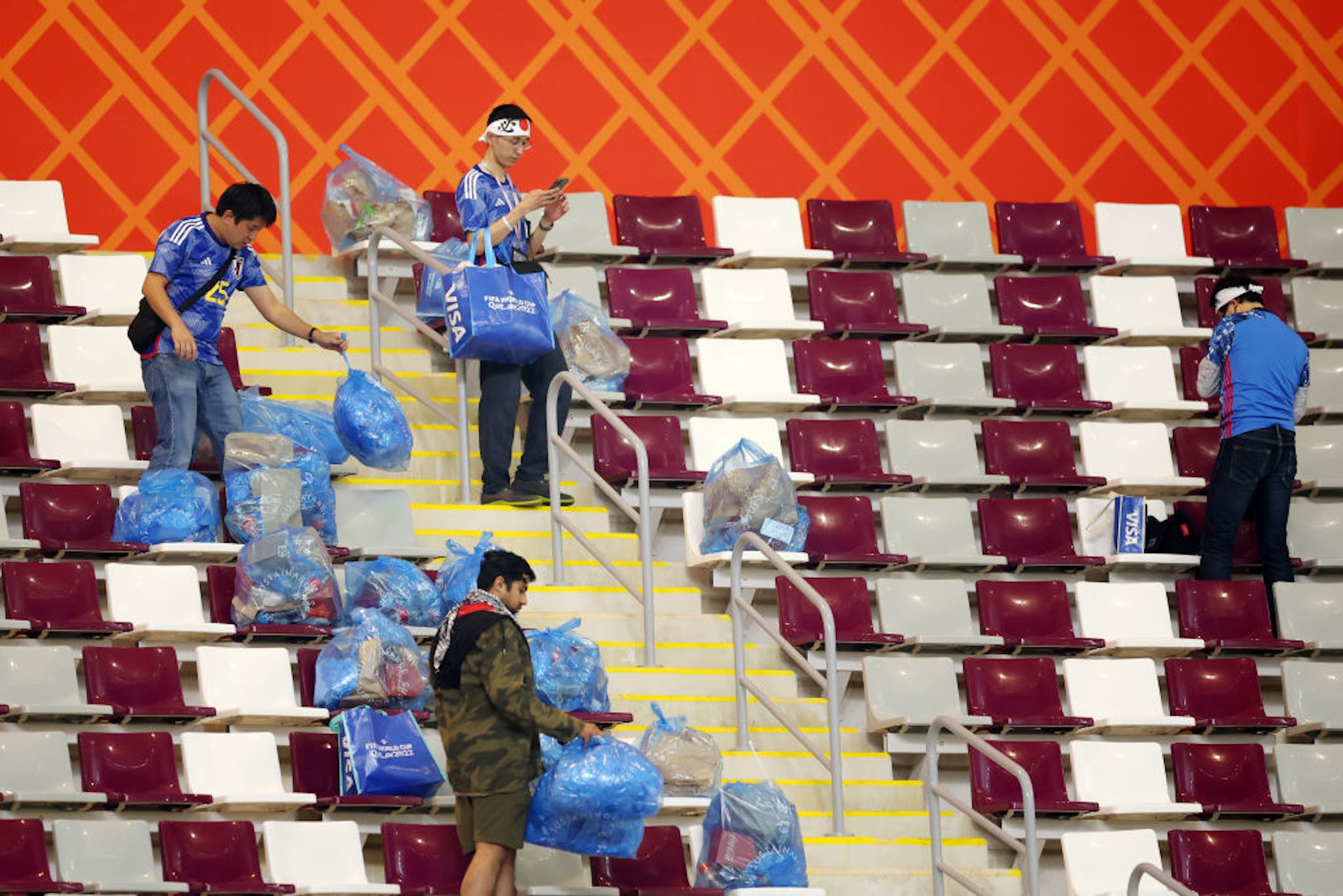 賽後,有日本球迷清理球場垃圾。(Getty Images) 賽後,有日本球迷清理球場垃圾。(Getty Images)