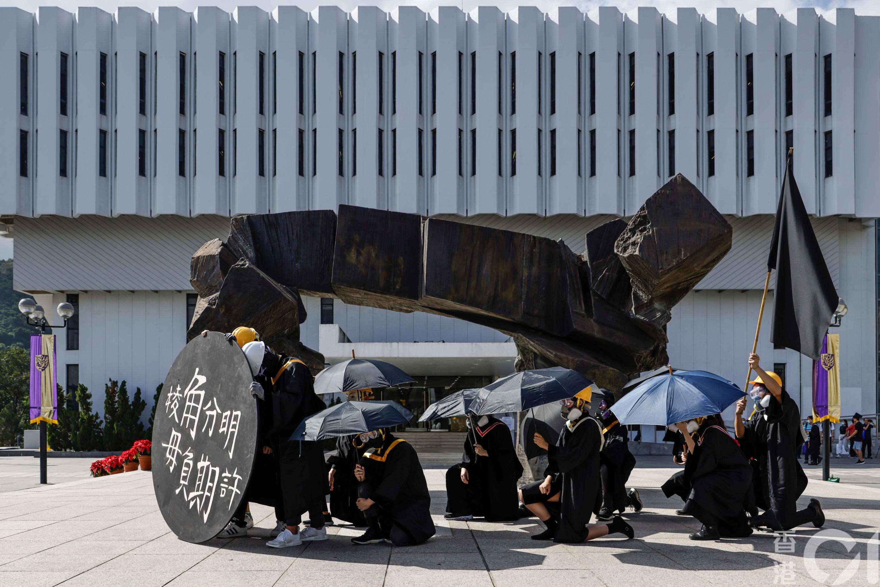 中大前年畢業禮期間，多個書院包括聯合、崇基、新亞和善衡等有30多處塗鴉，逾百人在校內遊行，有人拉起橫額及高叫「光復香港 時代革命」等口號。（資料圖片／曾梓洋）