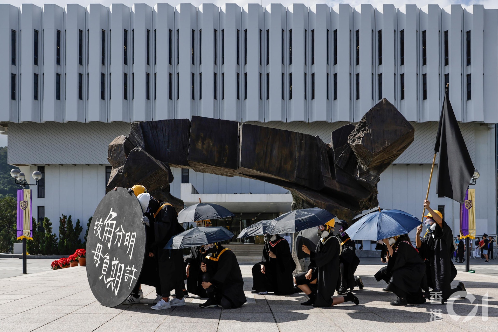 中大前年畢業禮期間,多個書院包括聯合、崇基、新亞和善衡等有30多處塗鴉,逾百人在校內遊行,有人拉起橫額及高叫「光復香港 時代革命」等口號。(資料圖片/曾梓洋) 中大前年畢業禮期間,多個書院包括聯合、崇基、新亞和善衡等有30多處塗鴉,逾百人在校內遊行,有人拉起橫額及高叫「光復香港 時代革命」等口號。(資料圖片/曾梓洋)