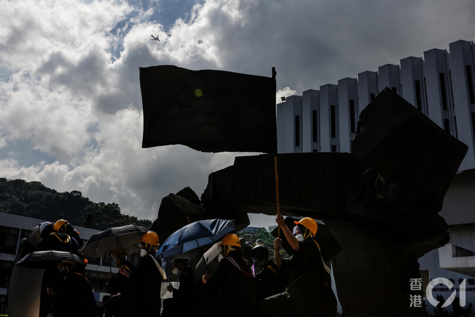 中大前年畢業禮期間,多個書院包括聯合、崇基、新亞和善衡等有30多處塗鴉,逾百人在校內遊行,有人拉起橫額及高叫「光復香港 時代革命」等口號。(資料圖片/曾梓洋) 中大前年畢業禮期間,多個書院包括聯合、崇基、新亞和善衡等有30多處塗鴉,逾百人在校內遊行,有人拉起橫額及高叫「光復香港 時代革命」等口號。(資料圖片/曾梓洋)