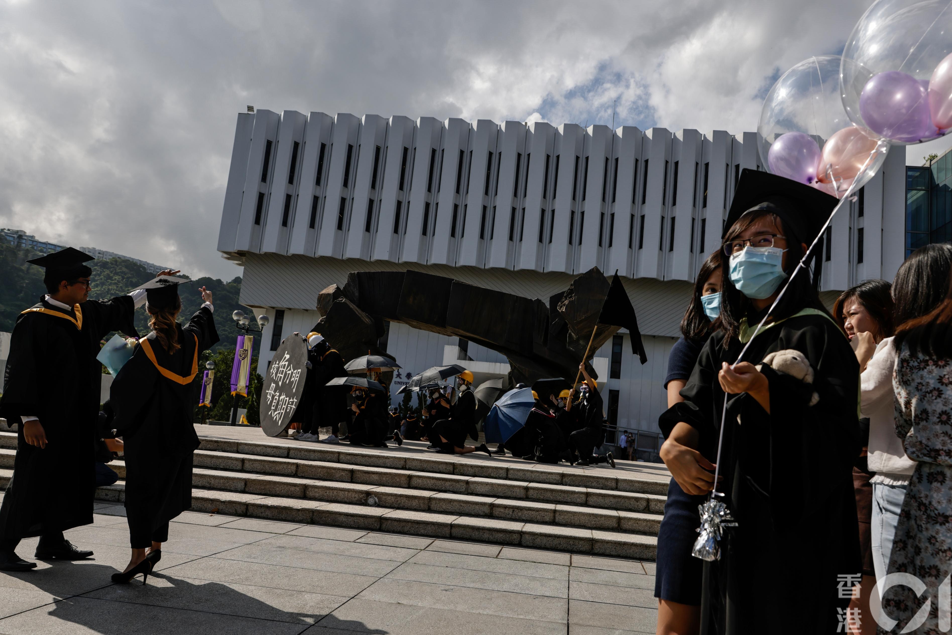 中大前年畢業禮期間，多個書院包括聯合、崇基、新亞和善衡等有30多處塗鴉，逾百人在校內遊行，有人拉起橫額及高叫「光復香港 時代革命」等口號。（資料圖片／曾梓洋）