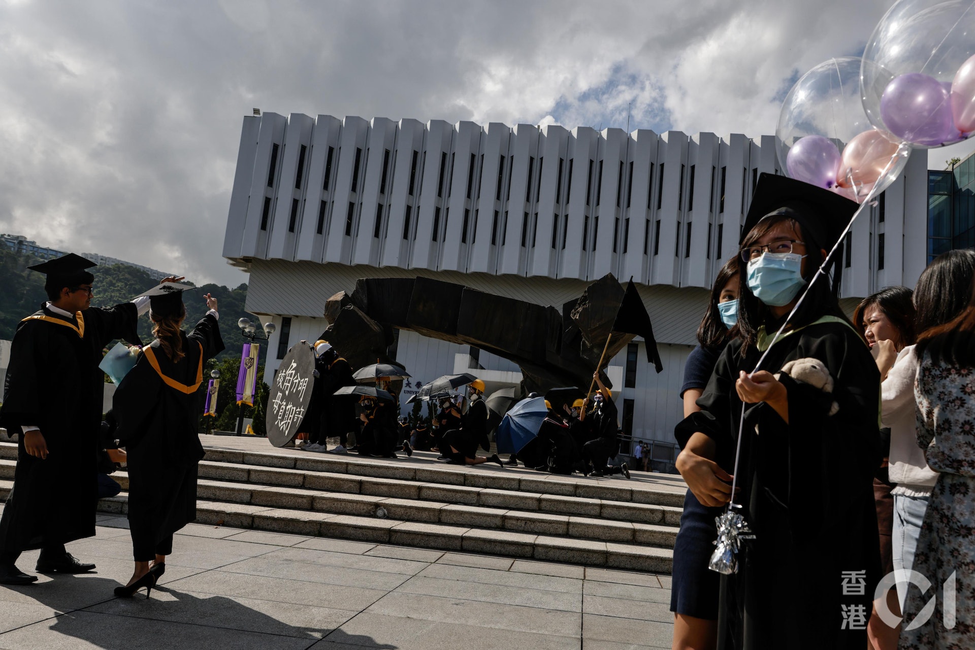 中大前年畢業禮期間,多個書院包括聯合、崇基、新亞和善衡等有30多處塗鴉,逾百人在校內遊行,有人拉起橫額及高叫「光復香港 時代革命」等口號。(資料圖片/曾梓洋) 中大前年畢業禮期間,多個書院包括聯合、崇基、新亞和善衡等有30多處塗鴉,逾百人在校內遊行,有人拉起橫額及高叫「光復香港 時代革命」等口號。(資料圖片/曾梓洋)