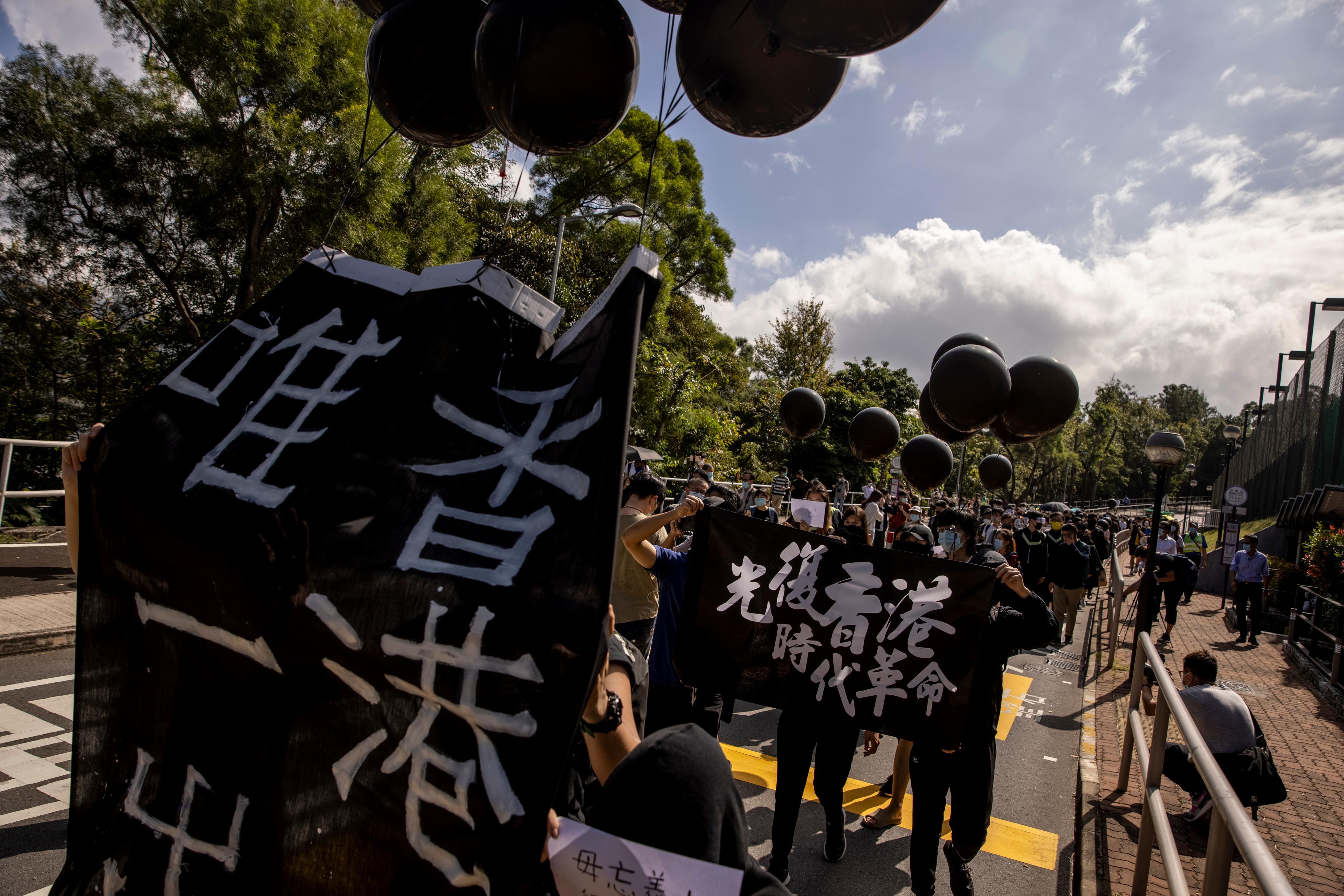 中大前年畢業禮期間，多個書院包括聯合、崇基、新亞和善衡等有30多處塗鴉，逾百人在校內遊行，有人拉起橫額及高叫「光復香港 時代革命」等口號。（資料圖片／曾梓洋）