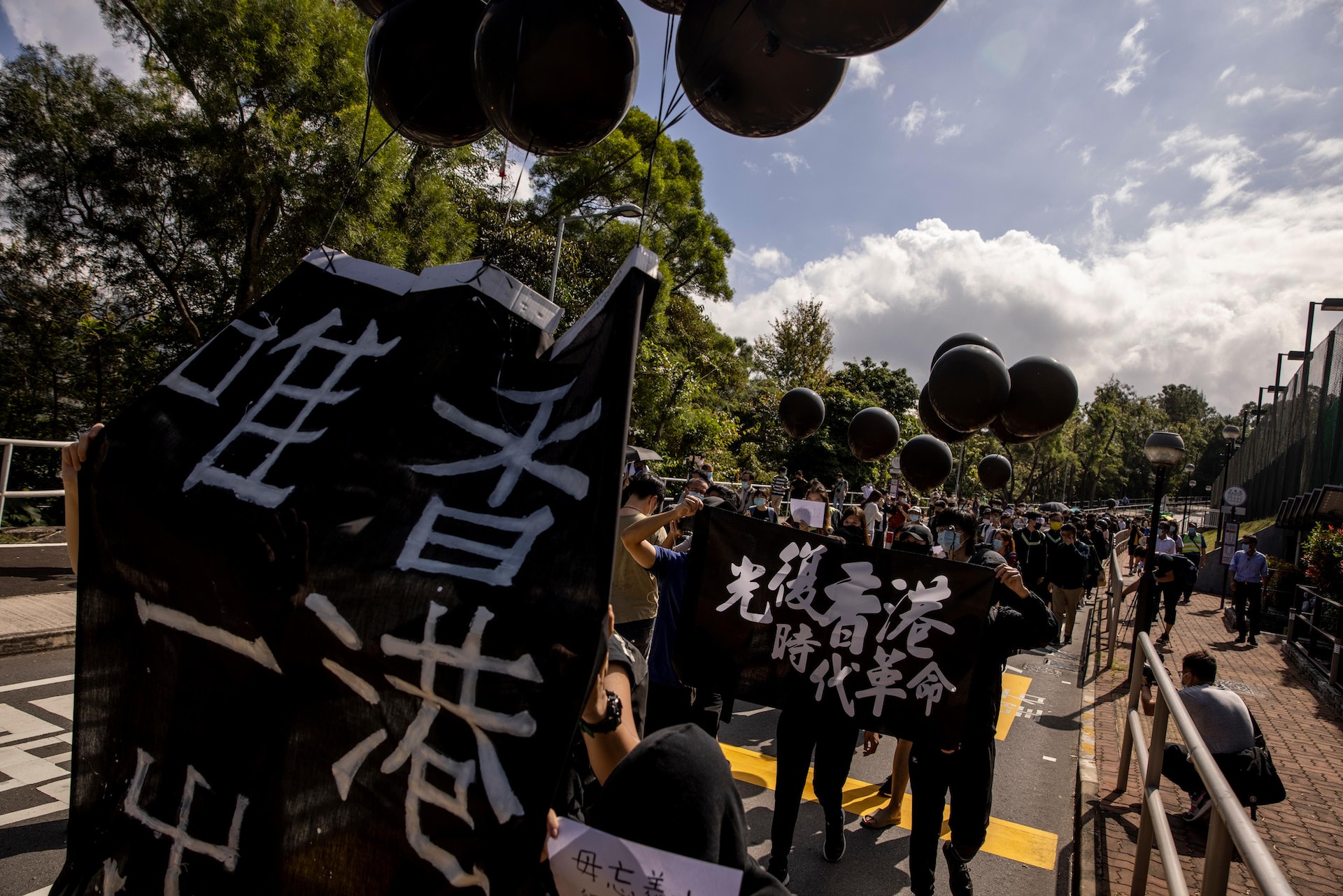 中大前年畢業禮期間,多個書院包括聯合、崇基、新亞和善衡等有30多處塗鴉,逾百人在校內遊行,有人拉起橫額及高叫「光復香港 時代革命」等口號。(資料圖片/曾梓洋) 中大前年畢業禮期間,多個書院包括聯合、崇基、新亞和善衡等有30多處塗鴉,逾百人在校內遊行,有人拉起橫額及高叫「光復香港 時代革命」等口號。(資料圖片/曾梓洋)