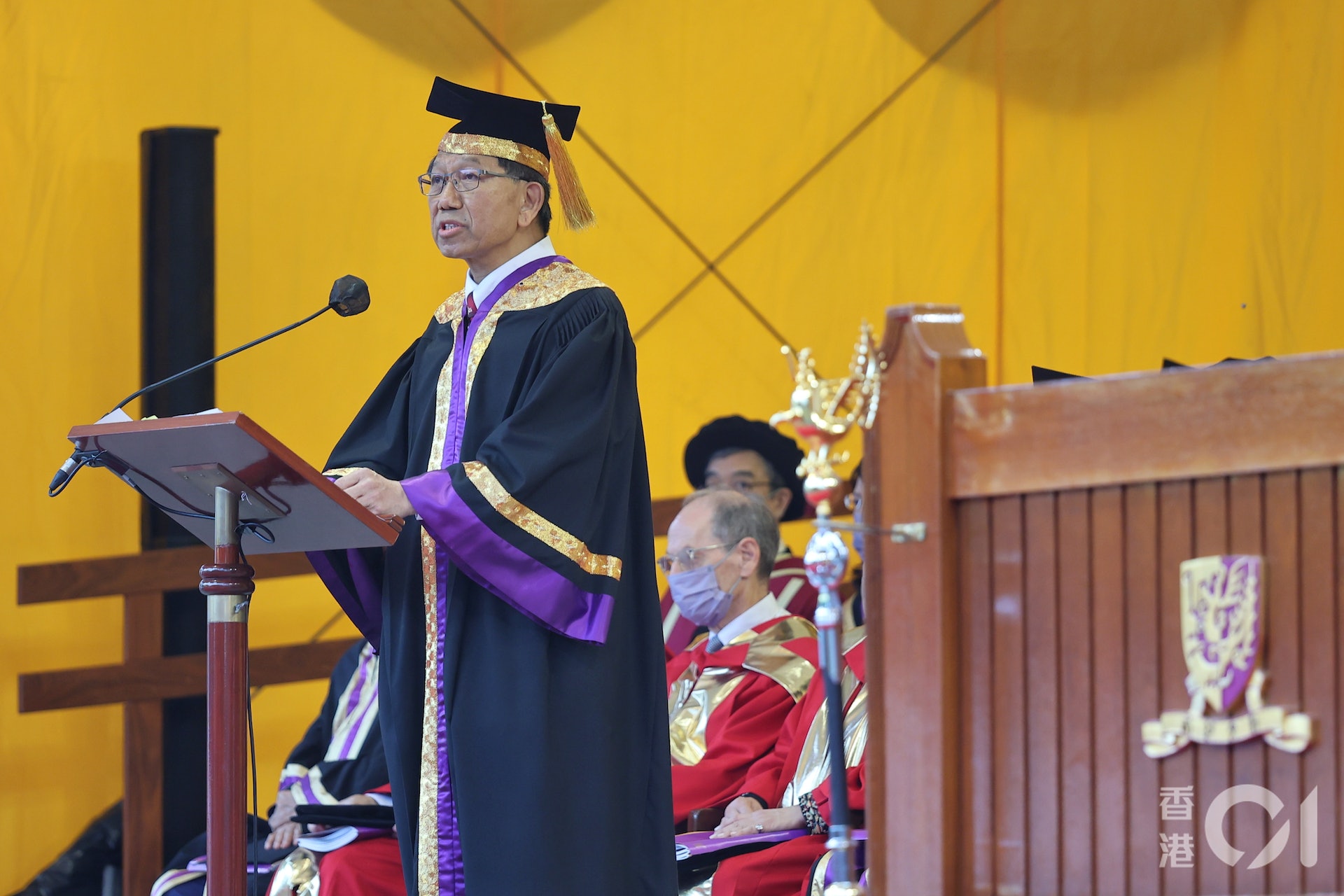 中大校長段崇智致辭時特別提到,中大裝備畢業生具批判思考等能力,相信他們能應對日漸複雜的世界。他又提到知識就是力量,希望學生做出正面改變。(張浩維攝) 中大校長段崇智致辭時特別提到,中大裝備畢業生具批判思考等能力,相信他們能應對日漸複雜的世界。他又提到知識就是力量,希望學生做出正面改變。(張浩維攝)