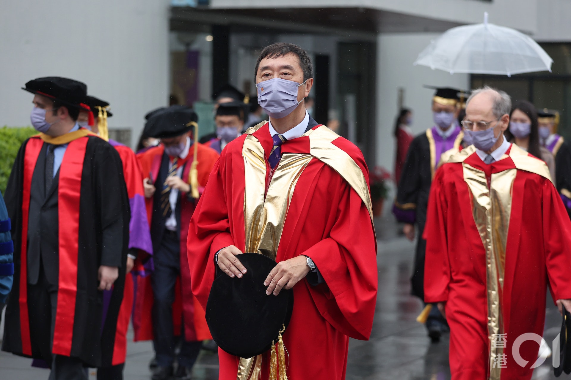 中大畢業禮上有五人獲大學校董會主席頒授榮譽博士學位,其中一位是中大第七任校長沈祖堯,獲頒授榮譽法學博士。(張浩維攝) 中大畢業禮上有五人獲大學校董會主席頒授榮譽博士學位,其中一位是中大第七任校長沈祖堯,獲頒授榮譽法學博士。(張浩維攝)