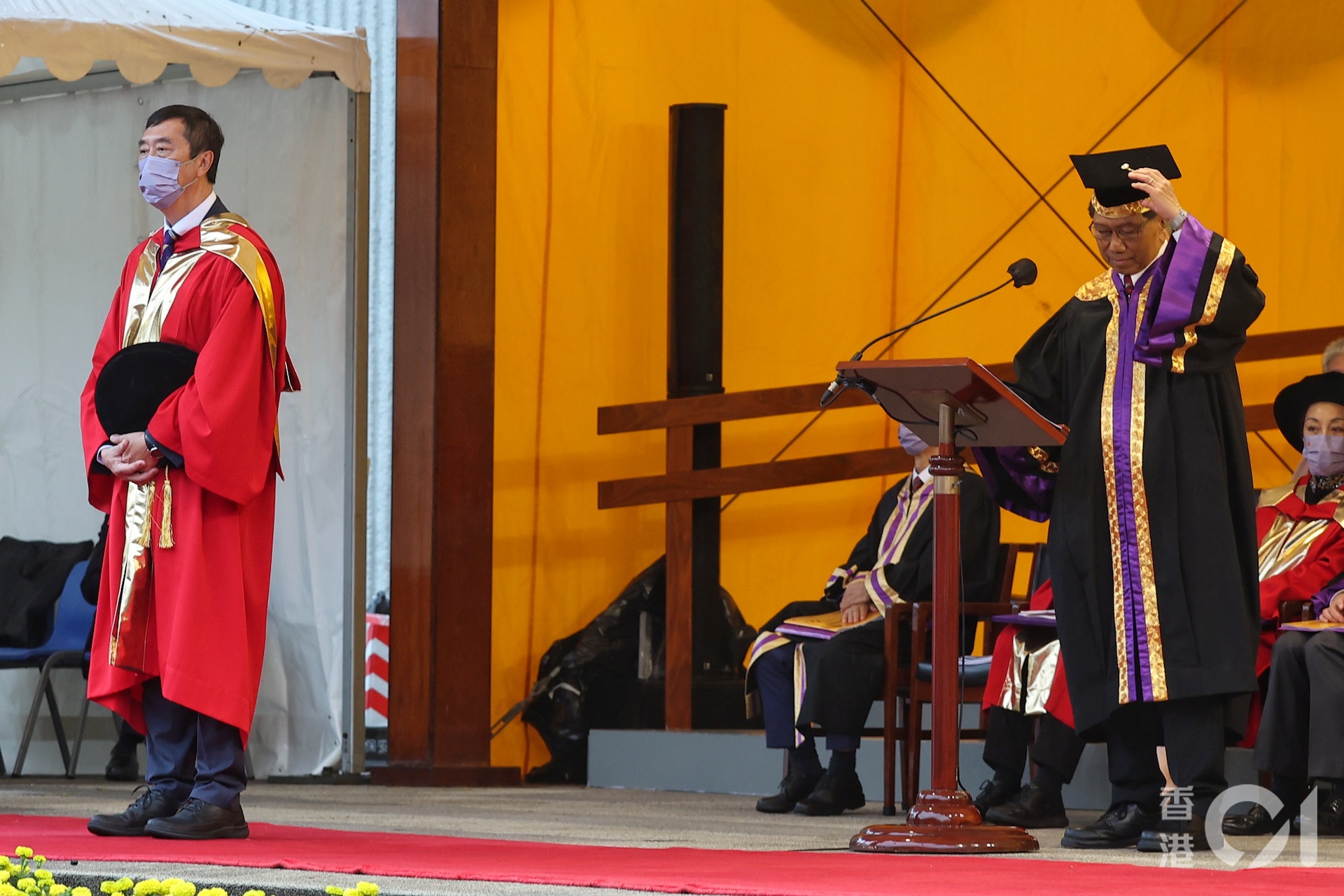 中大畢業禮上有五人獲大學校董會主席頒授榮譽博士學位,其中一位是中大第七任校長沈祖堯,獲頒授榮譽法學博士。(張浩維攝) 中大畢業禮上有五人獲大學校董會主席頒授榮譽博士學位,其中一位是中大第七任校長沈祖堯,獲頒授榮譽法學博士。(張浩維攝)