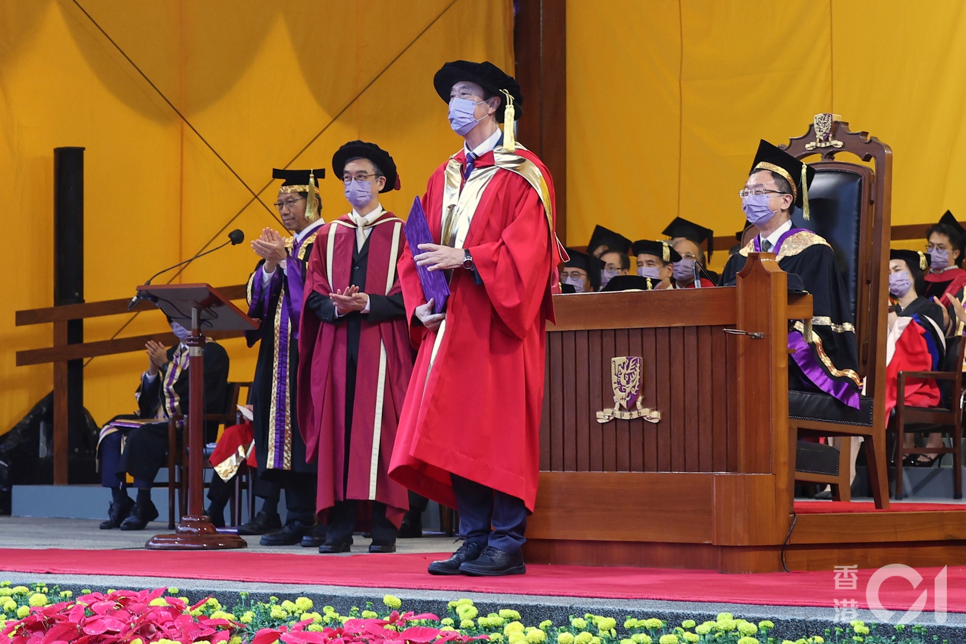 中大畢業禮上有五人獲大學校董會主席頒授榮譽博士學位,其中一位是中大第七任校長沈祖堯,獲頒授榮譽法學博士。(張浩維攝) 中大畢業禮上有五人獲大學校董會主席頒授榮譽博士學位,其中一位是中大第七任校長沈祖堯,獲頒授榮譽法學博士。(張浩維攝)