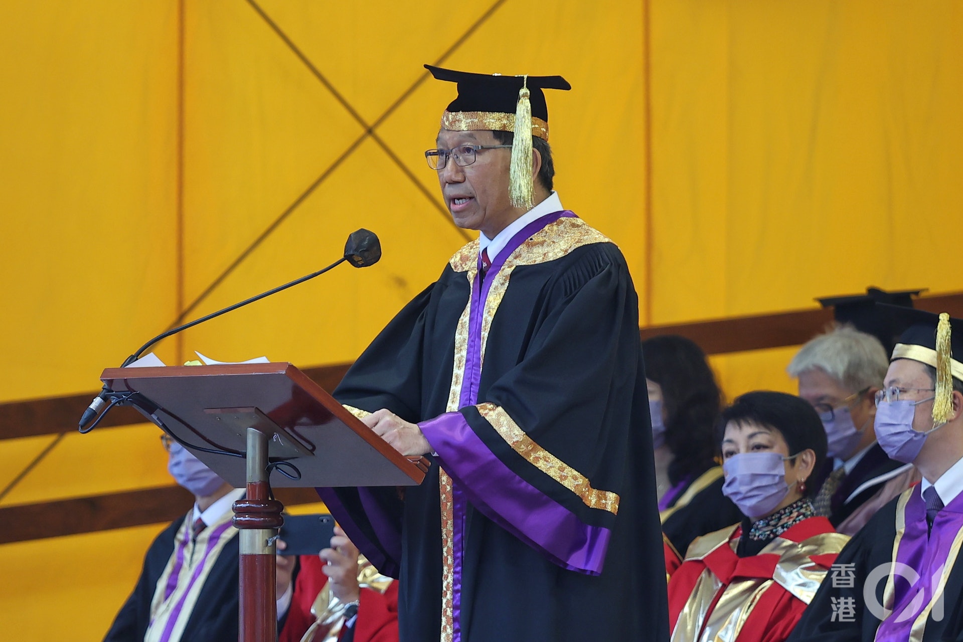 中大校長段崇智致辭時特別提到,中大裝備畢業生具批判思考等能力,相信他們能應對日漸複雜的世界。他又提到知識就是力量,希望學生做出正面改變。(張浩維攝) 中大校長段崇智致辭時特別提到,中大裝備畢業生具批判思考等能力,相信他們能應對日漸複雜的世界。他又提到知識就是力量,希望學生做出正面改變。(張浩維攝)