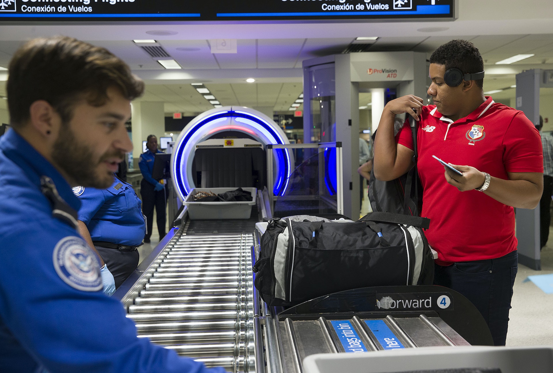 美國運輸安全管理局（TSA）在2019年於邁阿密國際機場引入新型3D電腦掃瞄器，令當局更易找出行李內的違禁品和炸藥。（Getty Images）