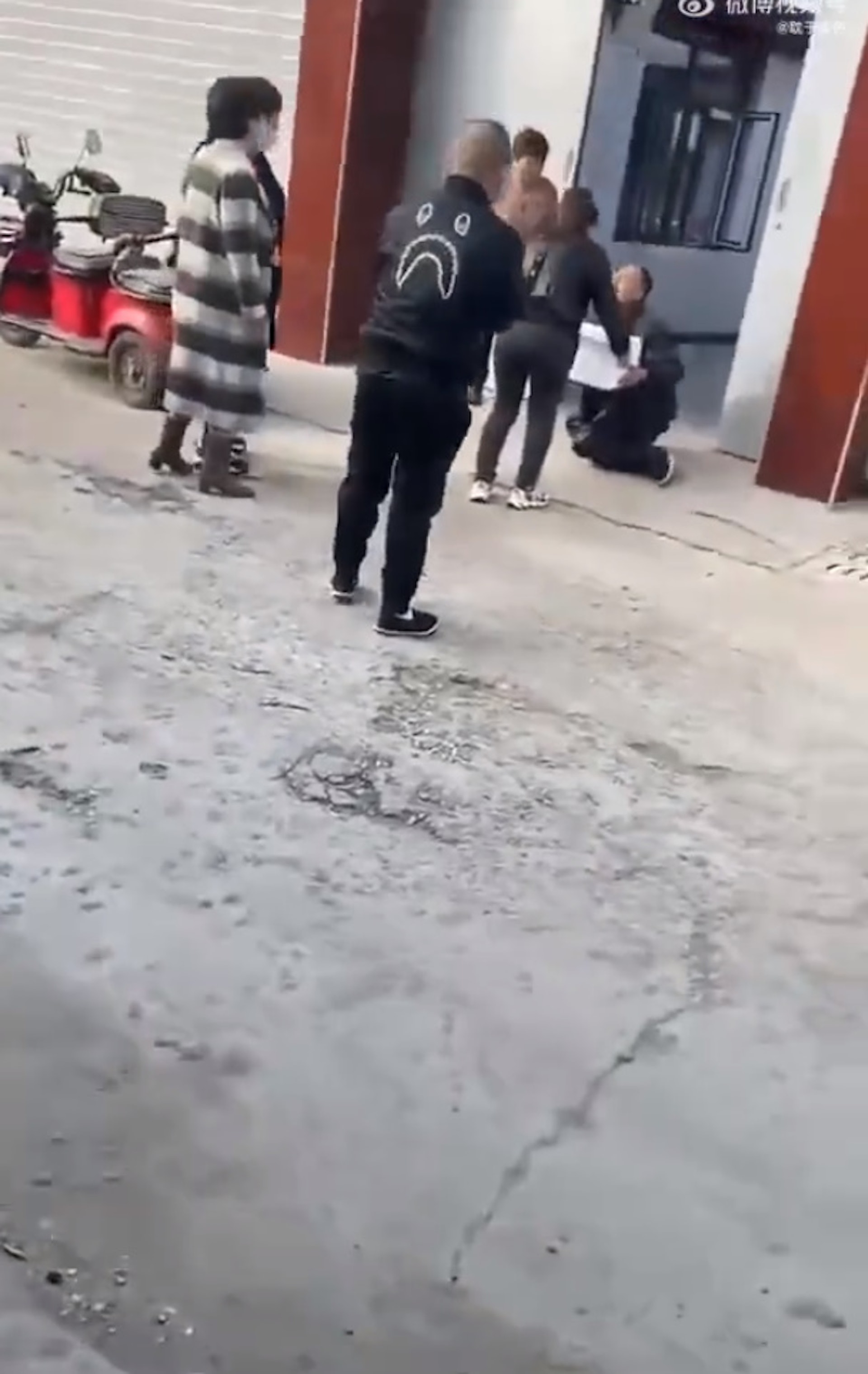懷疑因看到協議後不滿,已經懷孕5個月的女生竟然直接引產,將嬰屍放進發泡膠箱中,到男方的家交給他父親。(微博截圖) 懷疑因看到協議後不滿,已經懷孕5個月的女生竟然直接引產,將嬰屍放進發泡膠箱中,到男方的家交給他父親。(微博截圖)