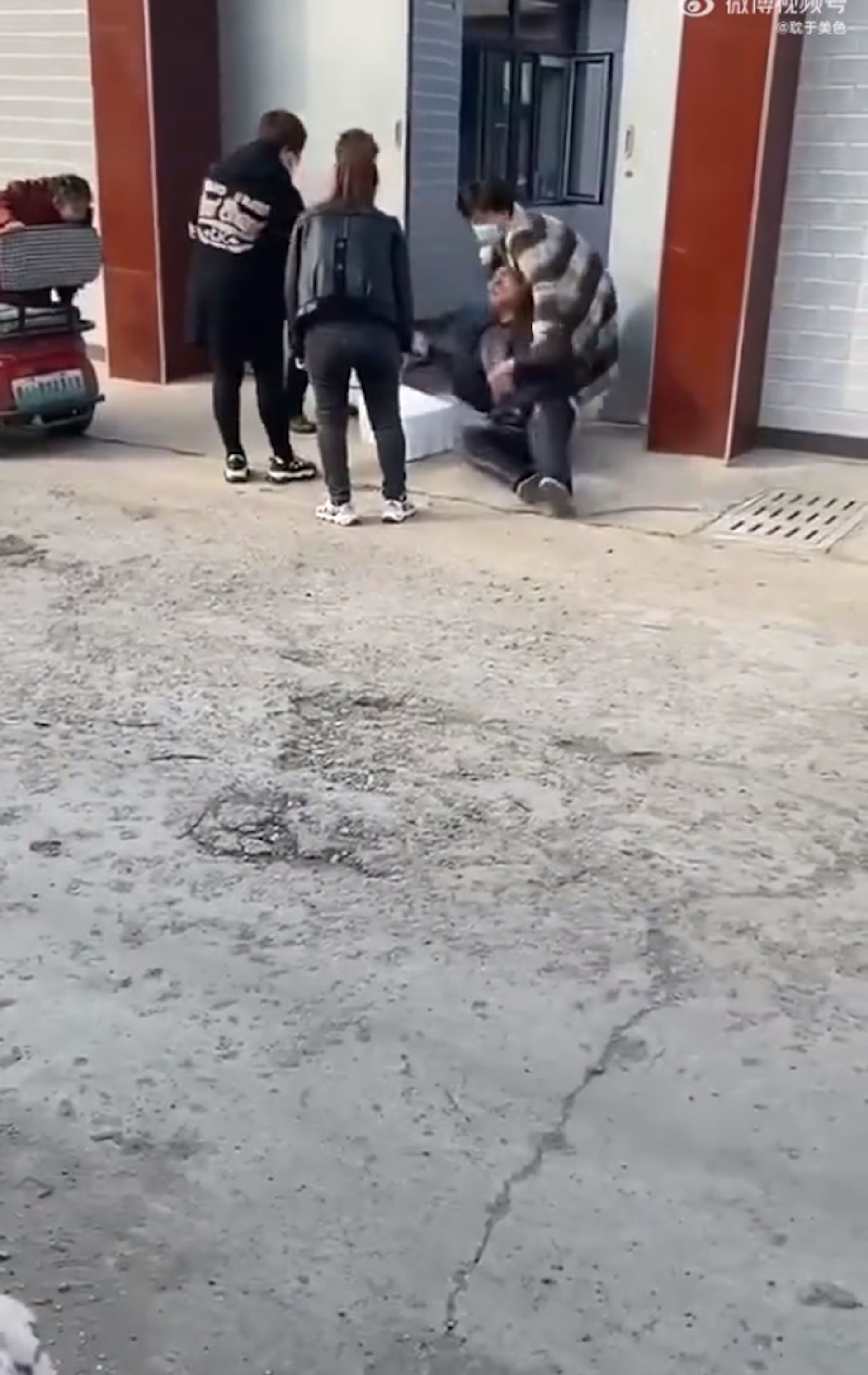 爺爺接過後抱著泡膠箱坐在地上崩潰大哭大叫,不斷掌摑自己。(微博截圖) 爺爺接過後抱著泡膠箱坐在地上崩潰大哭大叫,不斷掌摑自己。(微博截圖)