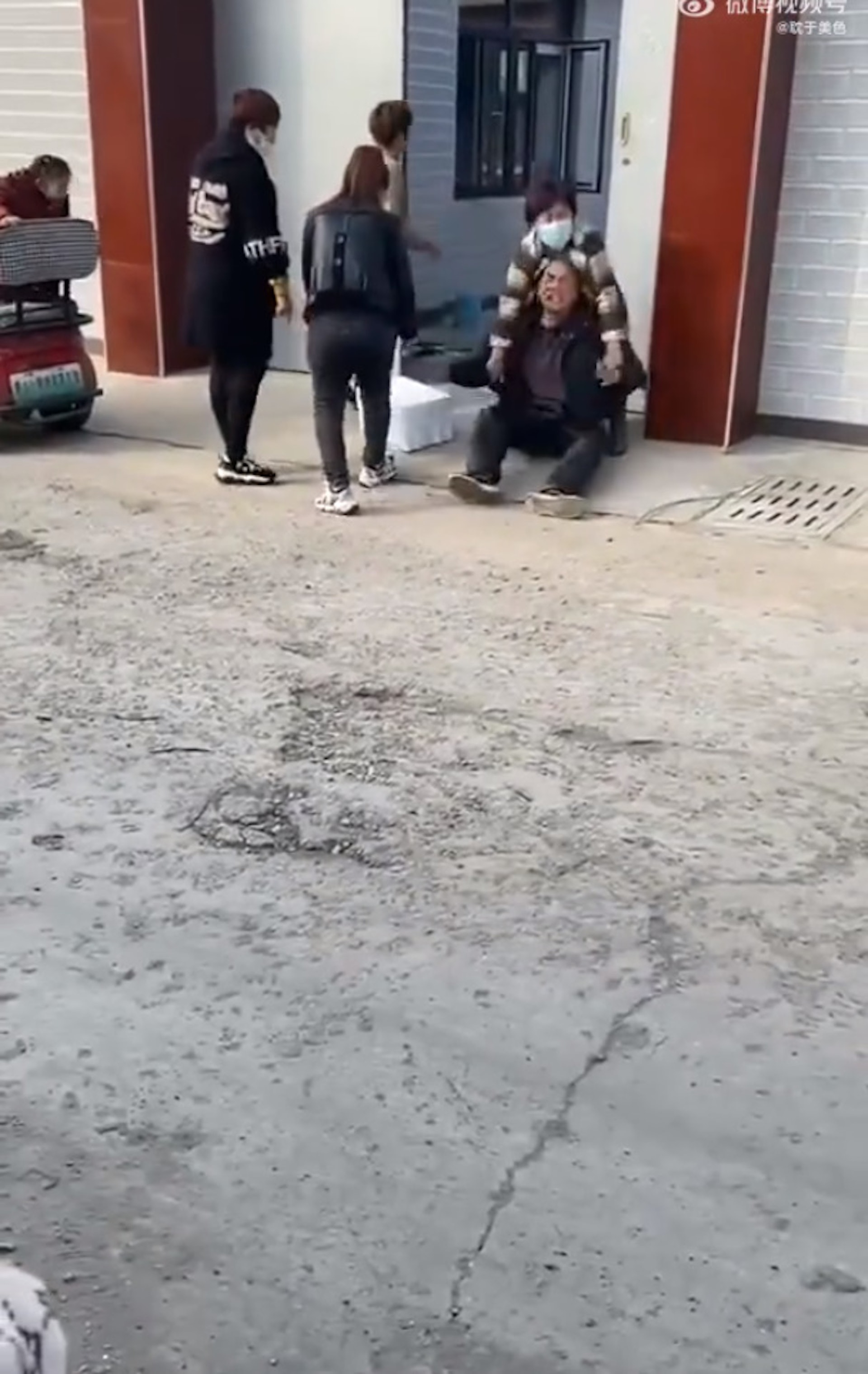 爺爺接過後抱著泡膠箱坐在地上崩潰大哭大叫,不斷掌摑自己。(微博截圖) 爺爺接過後抱著泡膠箱坐在地上崩潰大哭大叫,不斷掌摑自己。(微博截圖)