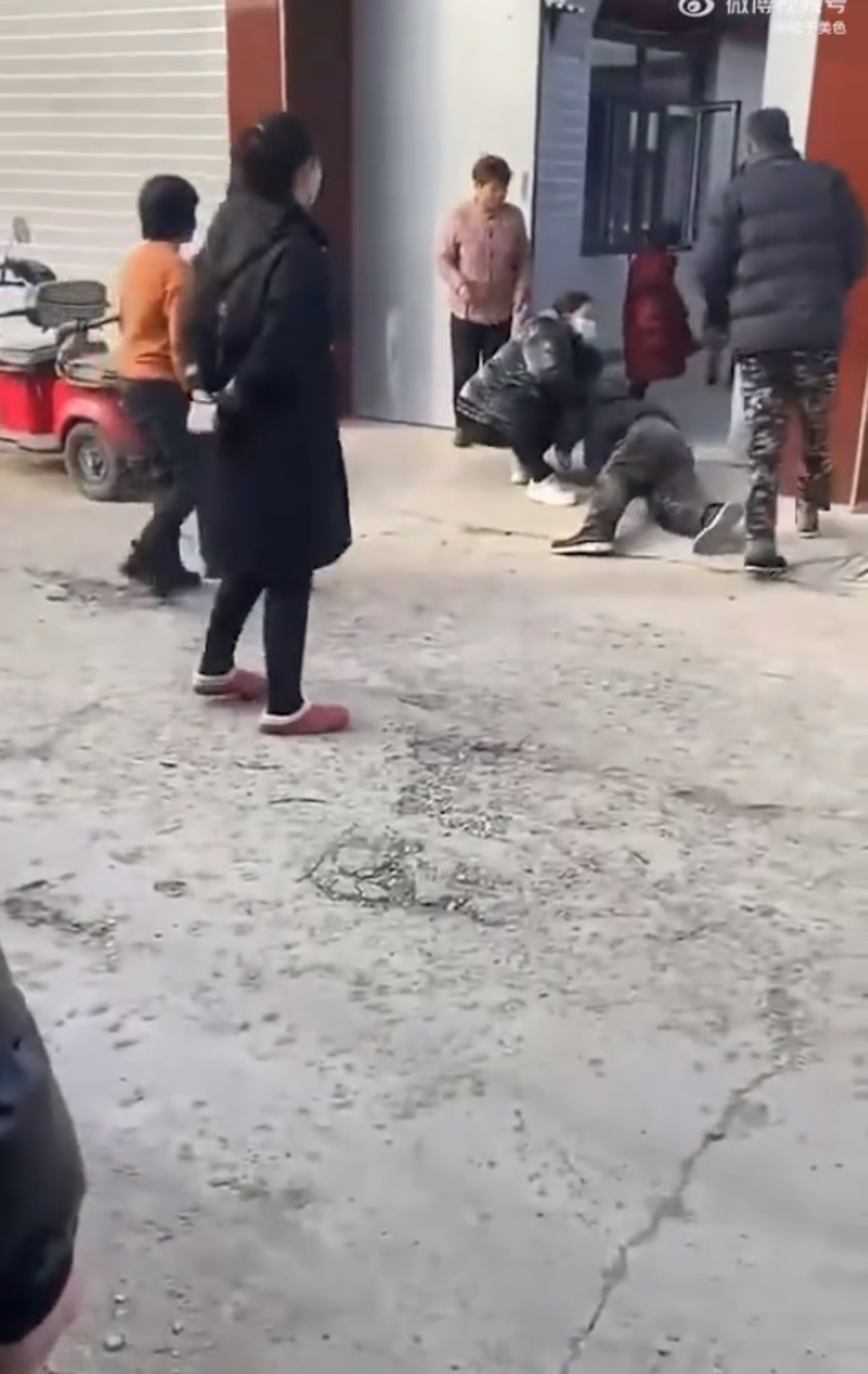 爺爺接過後抱著泡膠箱坐在地上崩潰大哭大叫,不斷掌摑自己。(微博截圖) 爺爺接過後抱著泡膠箱坐在地上崩潰大哭大叫,不斷掌摑自己。(微博截圖)
