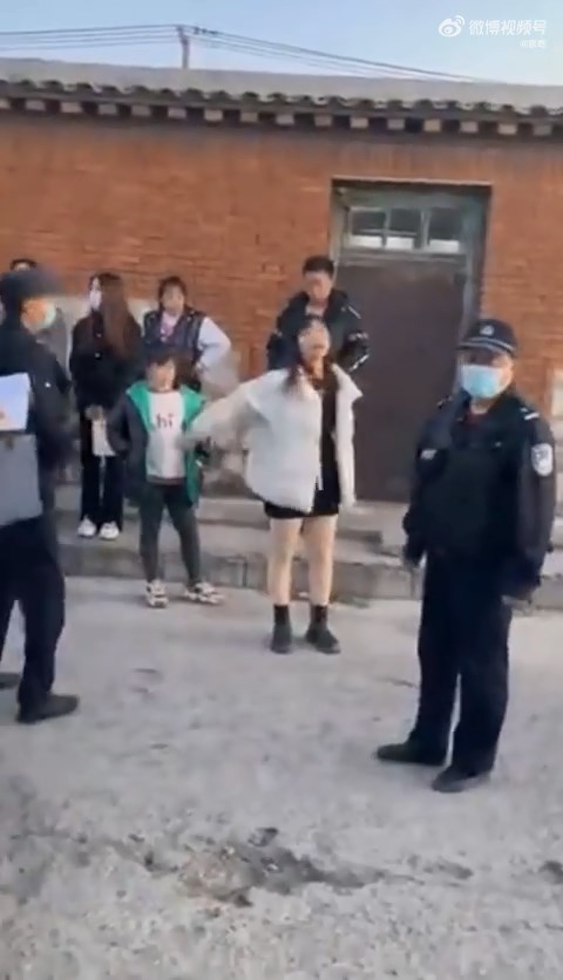 最終要警察到場處理。(影片截圖) 最終要警察到場處理。(影片截圖)