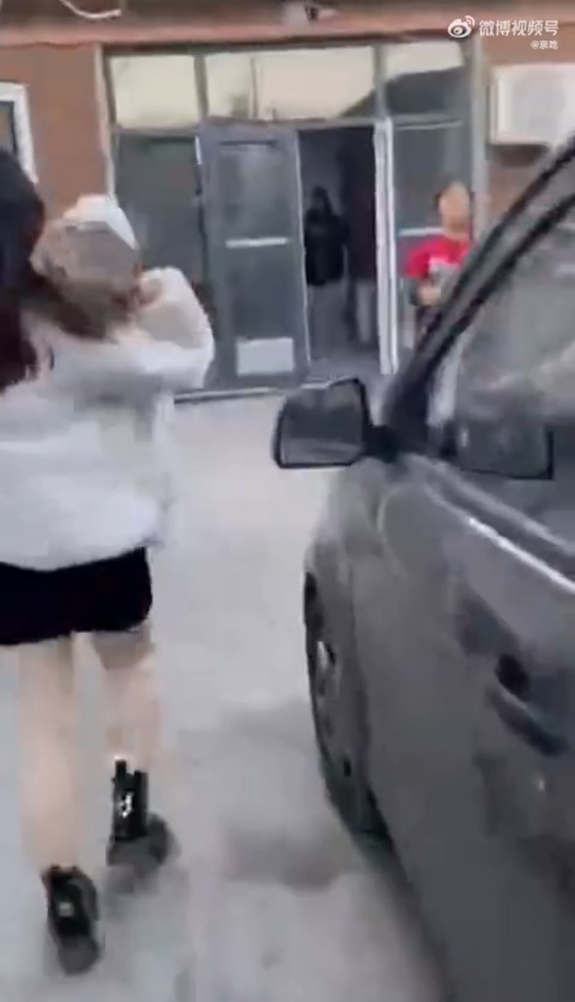 王女相當憤怒,於是決定進行「血的報復」,跑到醫院進行人工流產手術墮胎,更把嬰兒遺體裝在箱內送給男方,更在男方家亂砸一通。(影片截圖) 王女相當憤怒,於是決定進行「血的報復」,跑到醫院進行人工流產手術墮胎,更把嬰兒遺體裝在箱內送給男方,更在男方家亂砸一通。(影片截圖)