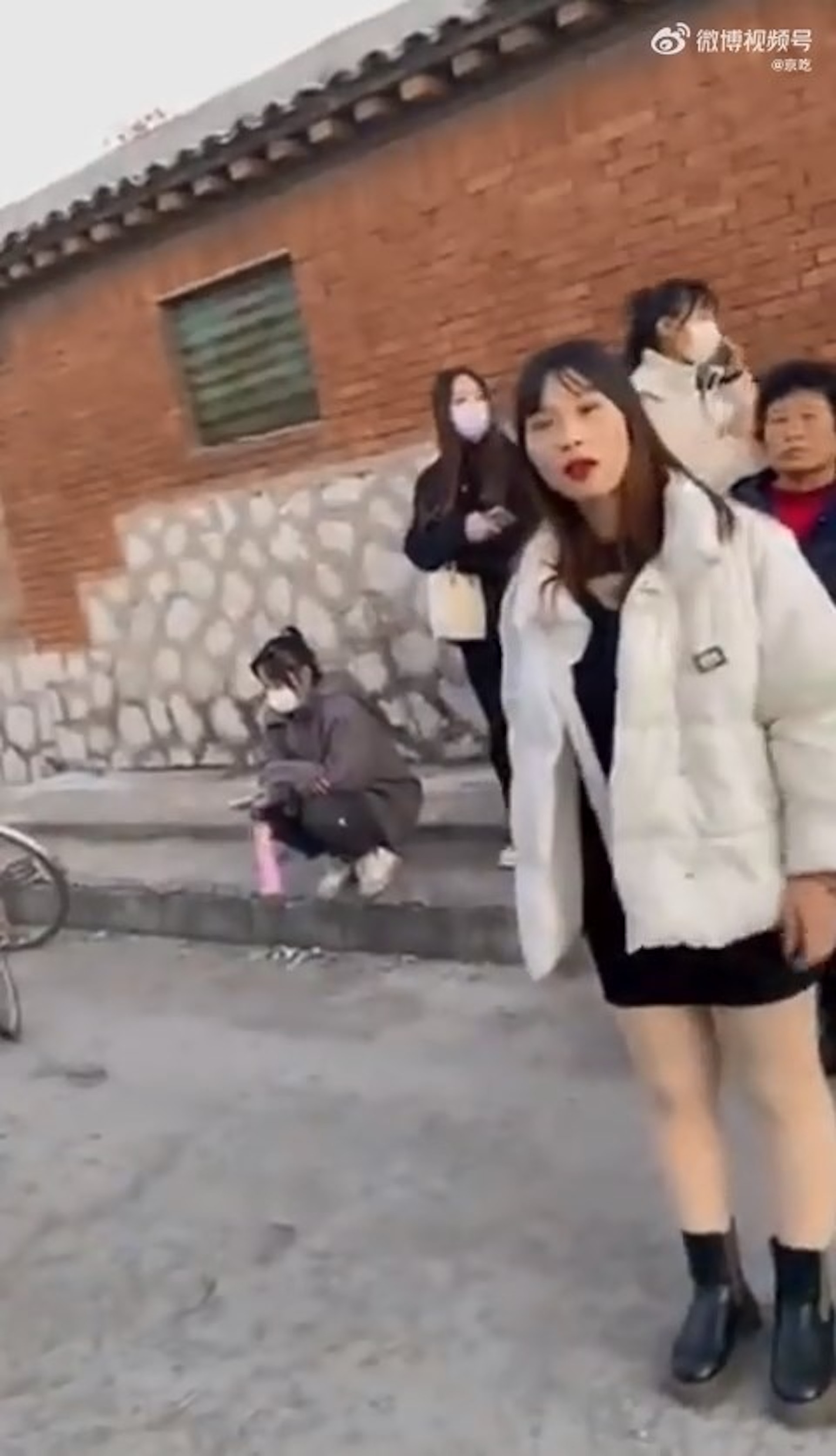 王女相當憤怒,於是決定進行「血的報復」,跑到醫院進行人工流產手術墮胎,更把嬰兒遺體裝在箱內送給男方,更在男方家亂砸一通。(影片截圖) 王女相當憤怒,於是決定進行「血的報復」,跑到醫院進行人工流產手術墮胎,更把嬰兒遺體裝在箱內送給男方,更在男方家亂砸一通。(影片截圖)