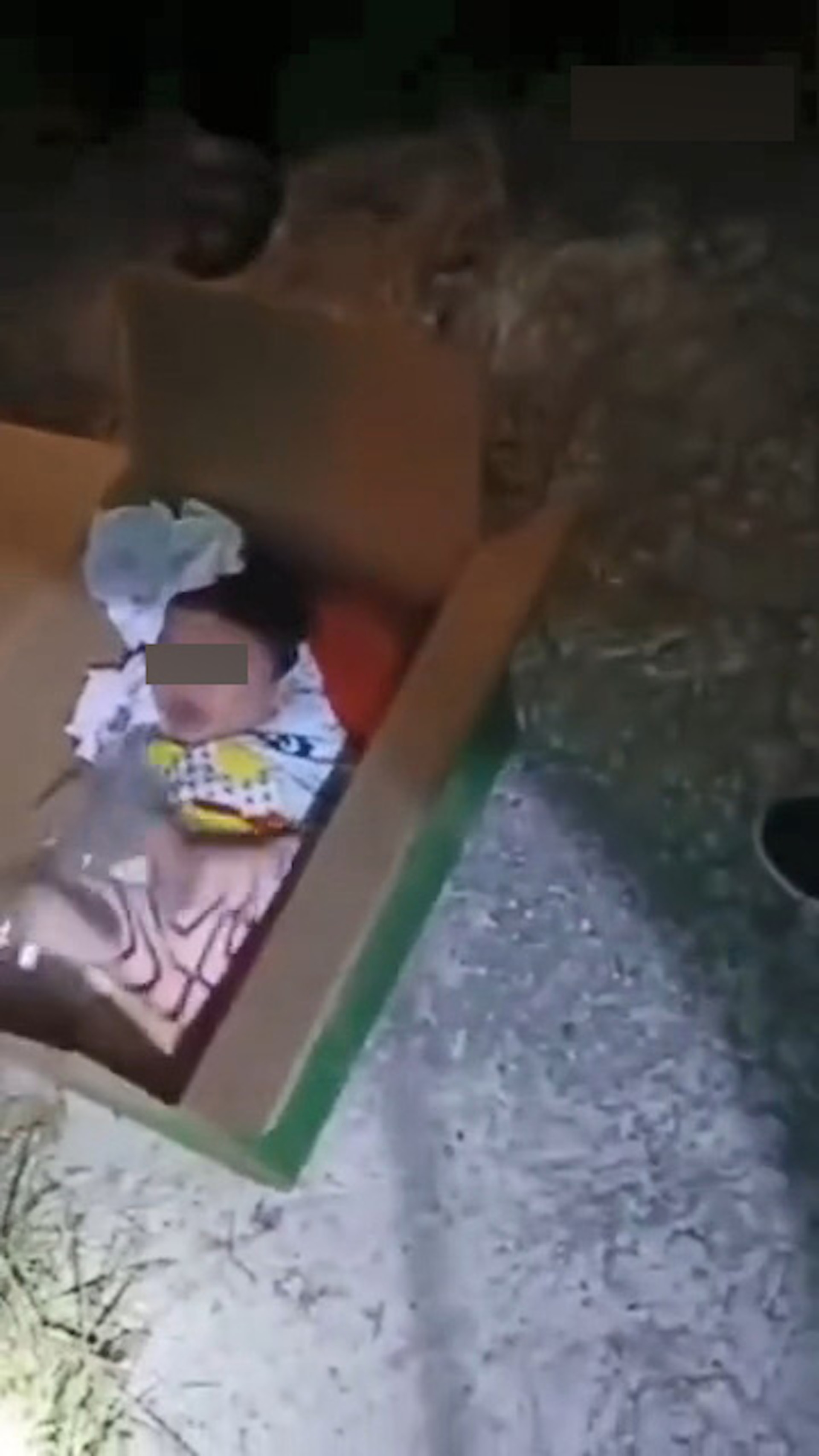 寶寶哭得非常淒厲，網民看得心酸。（微博影片截圖）