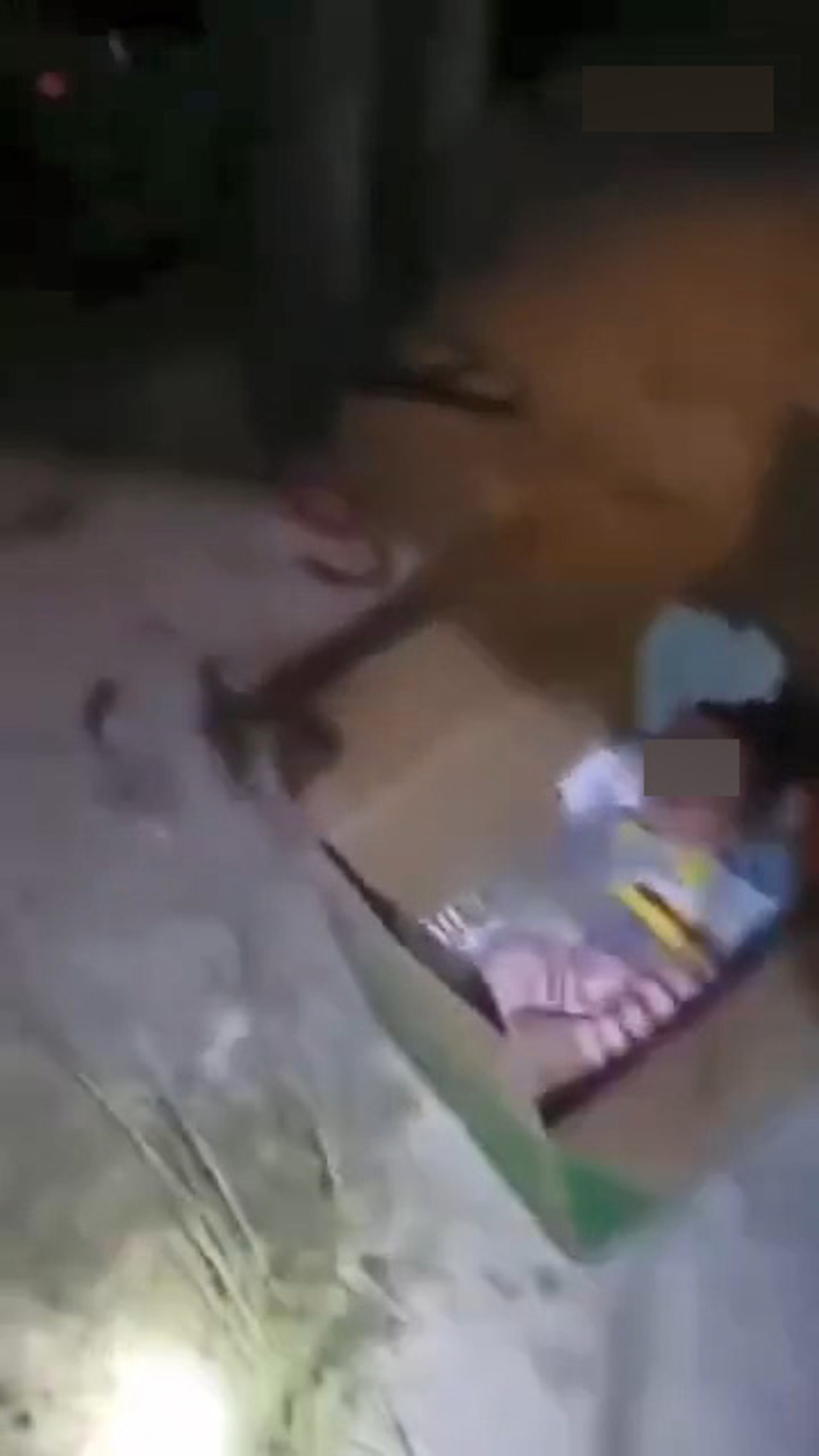 寶寶哭得非常淒厲,網民看得心酸。(微博影片截圖) 寶寶哭得非常淒厲,網民看得心酸。(微博影片截圖)